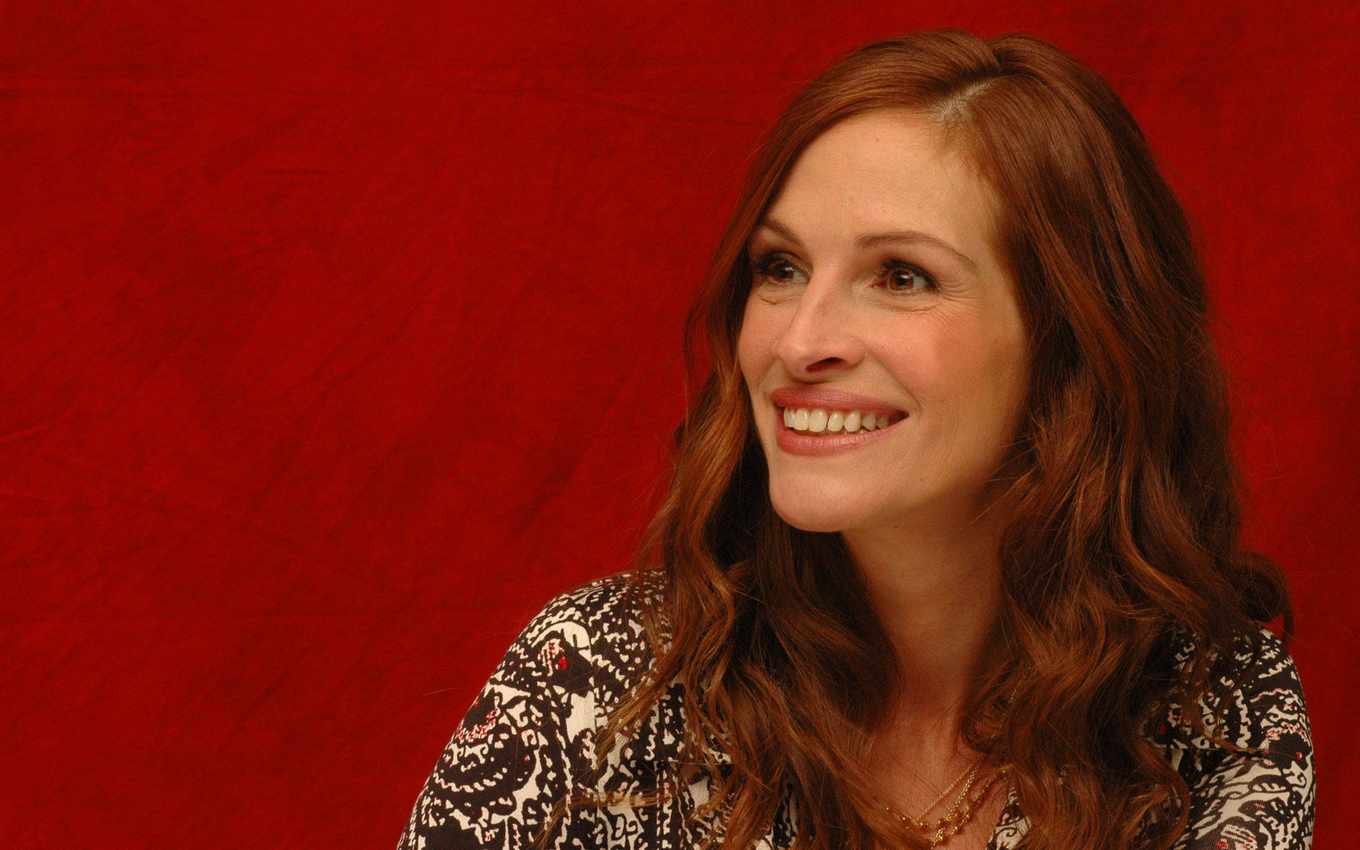 Julia Roberts, auburn hair, deep red backdrop, Full HD Desktop Wallpaper