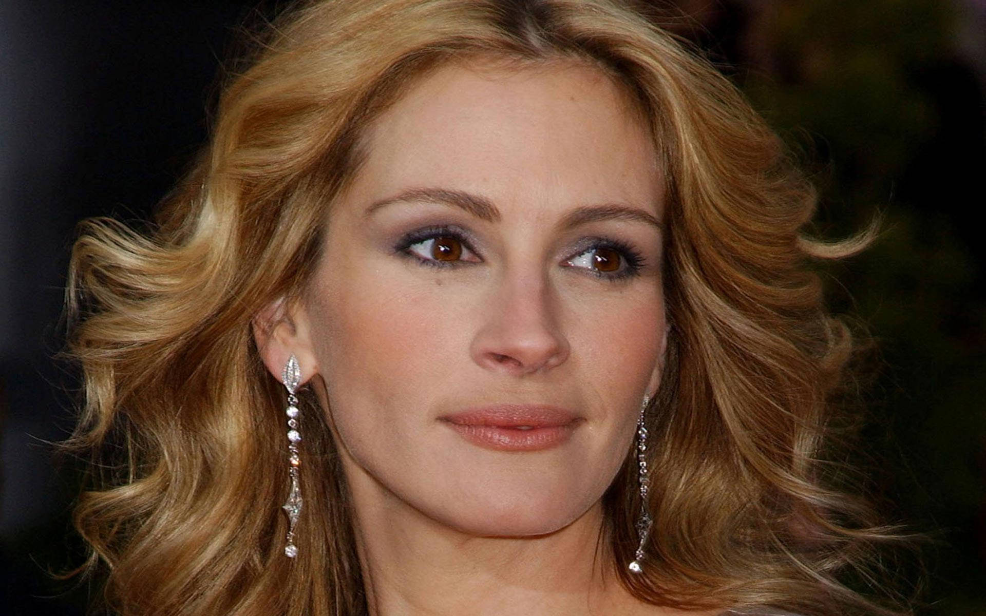 Julia Roberts, wavy blonde hair, sparkling dangling earrings, Full HD Desktop Wallpaper