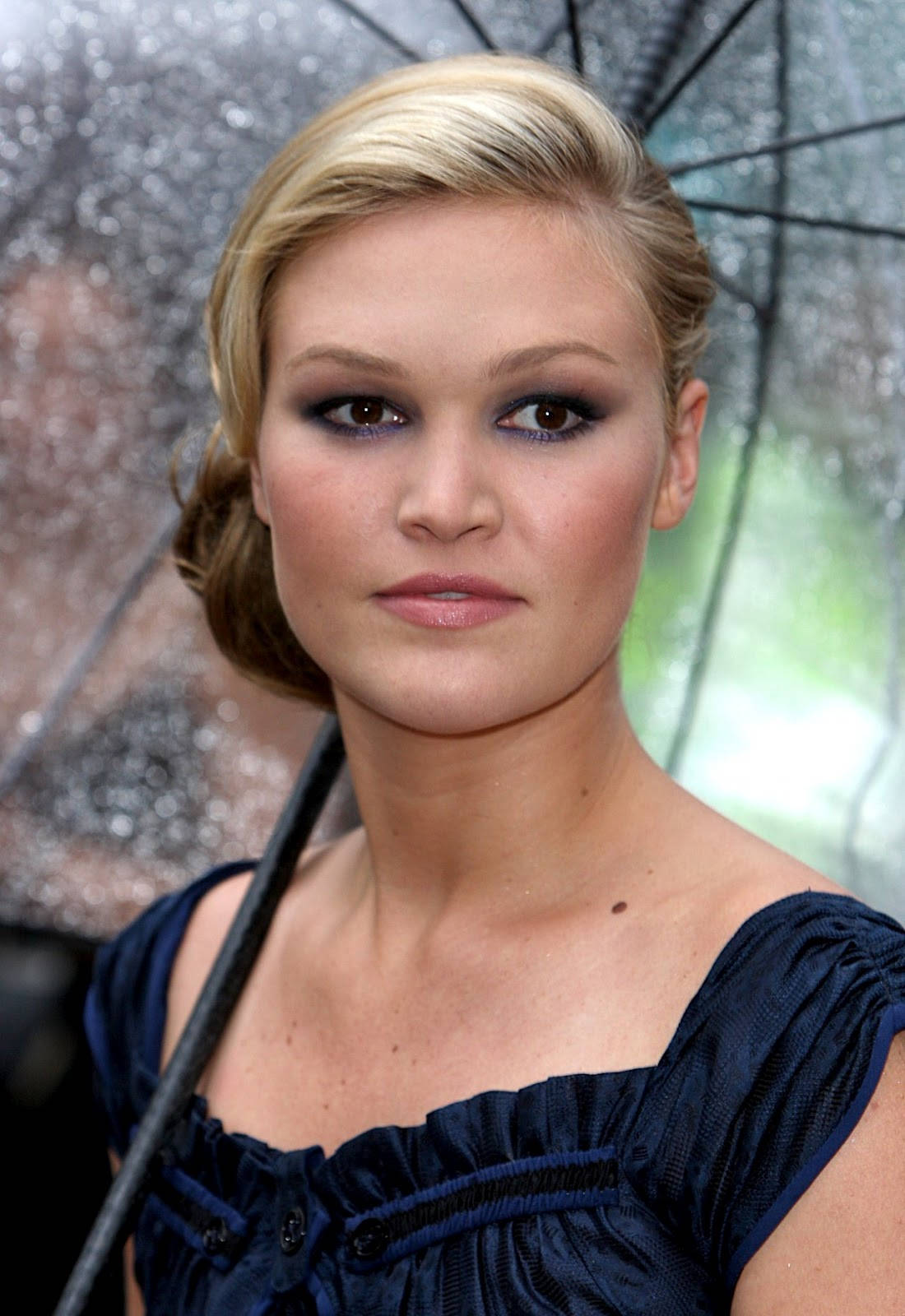 Julia Stiles, blonde hair, smoky eye makeup, HD Phone Wallpaper