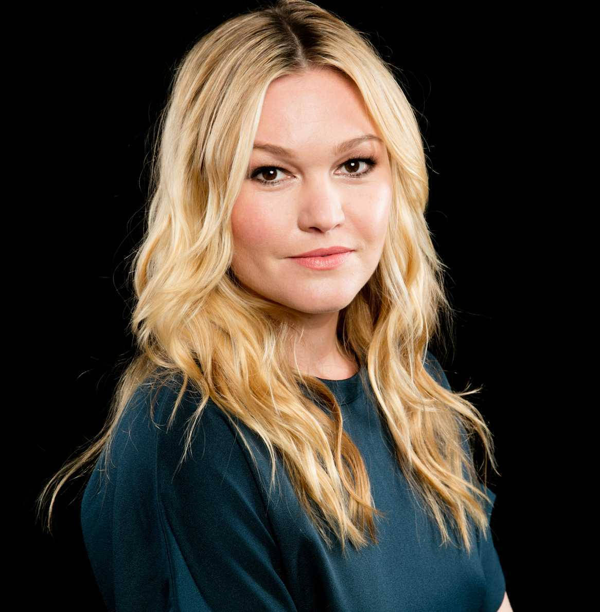 Julia Stiles, wavy blonde hair, teal top, SD Phone Wallpaper