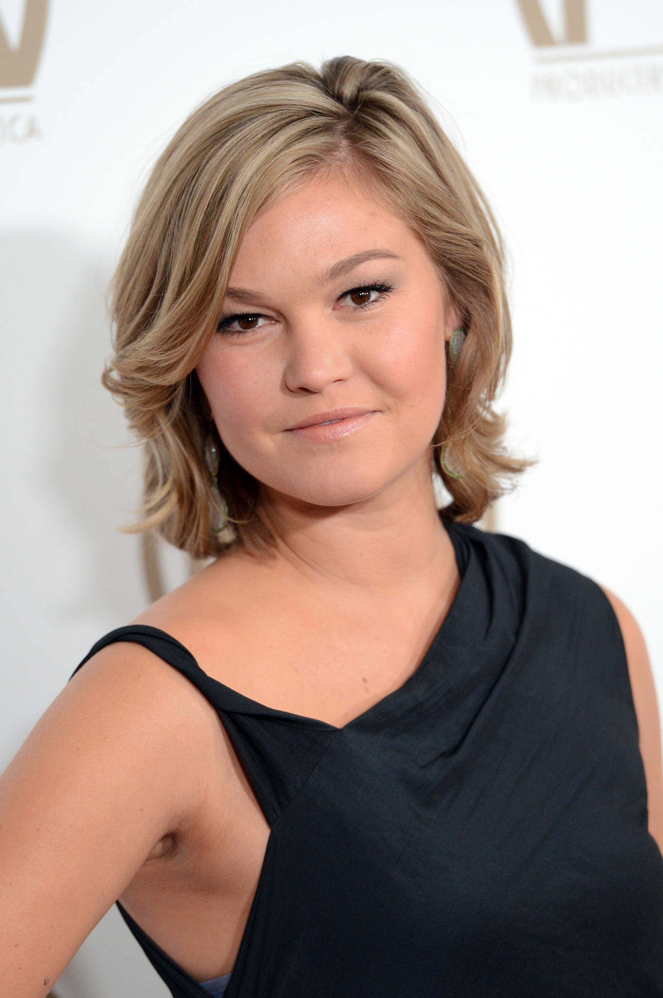 Julia Stiles, blonde, black dress, Full HD Phone Wallpaper