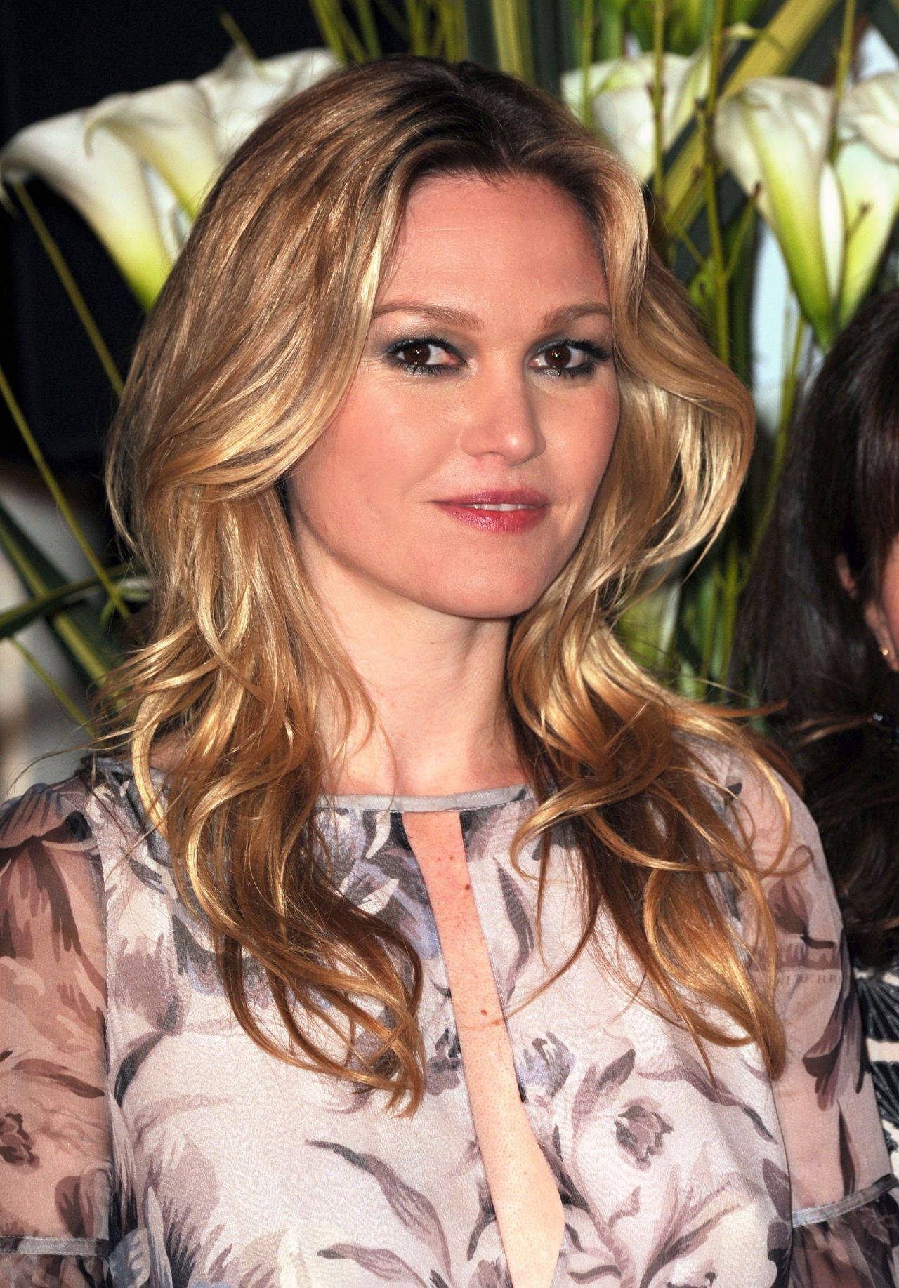 Julia Stiles, floral blouse, white calla lilies, HD Phone Wallpaper