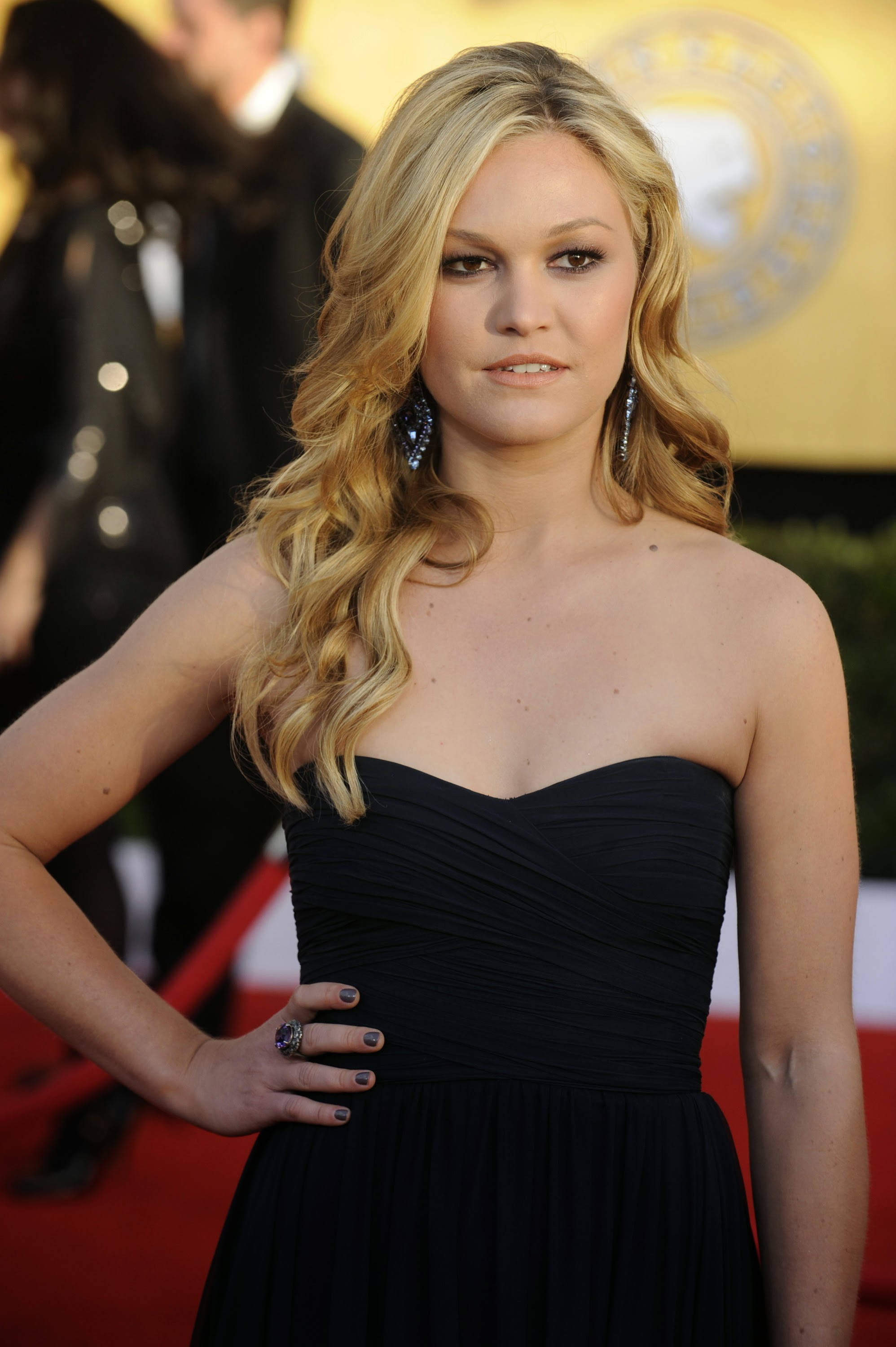 Julia Stiles, black strapless dress, red carpet, 2K Phone Wallpaper