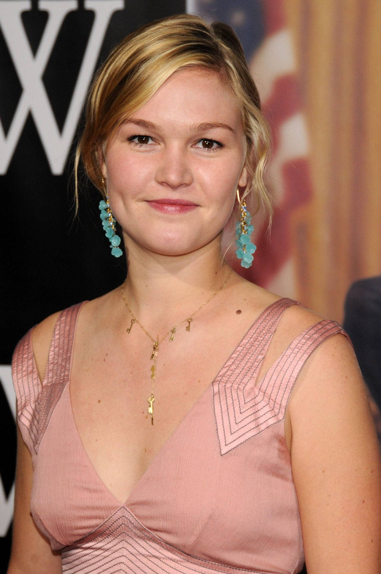Julia Stiles, pink dress, turquoise earrings, Full HD Phone Wallpaper