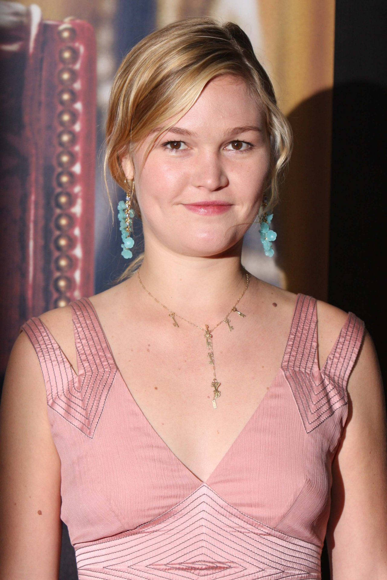 Julia Stiles, blonde hair, pink dress, HD Phone Wallpaper