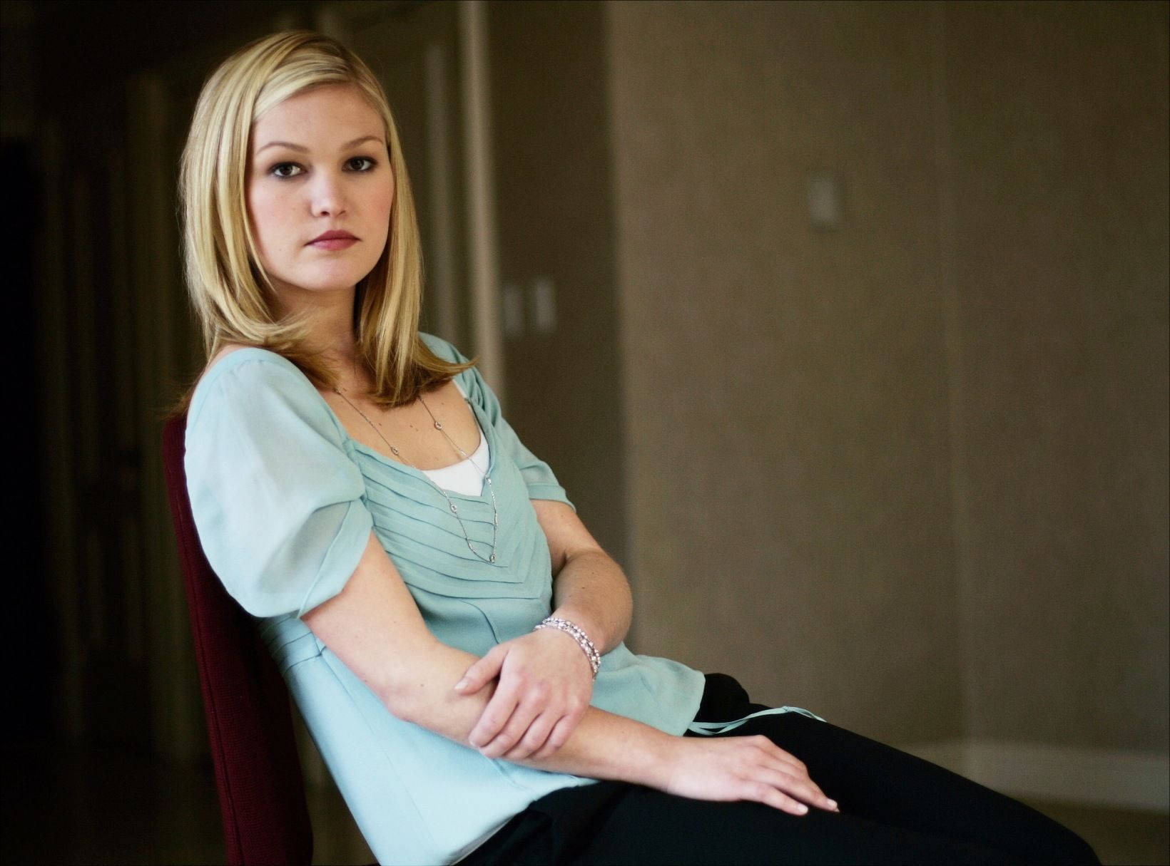 Julia Stiles, blonde woman, light blue blouse, HD Desktop Wallpaper