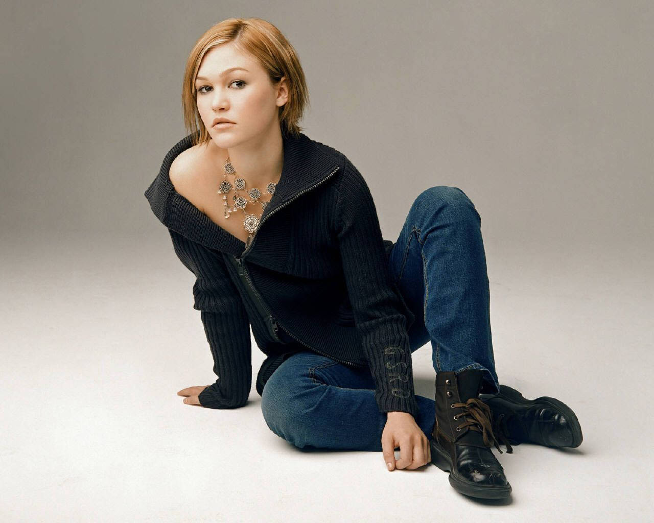 Julia Stiles, short red hair, white floor, HD Desktop Wallpaper