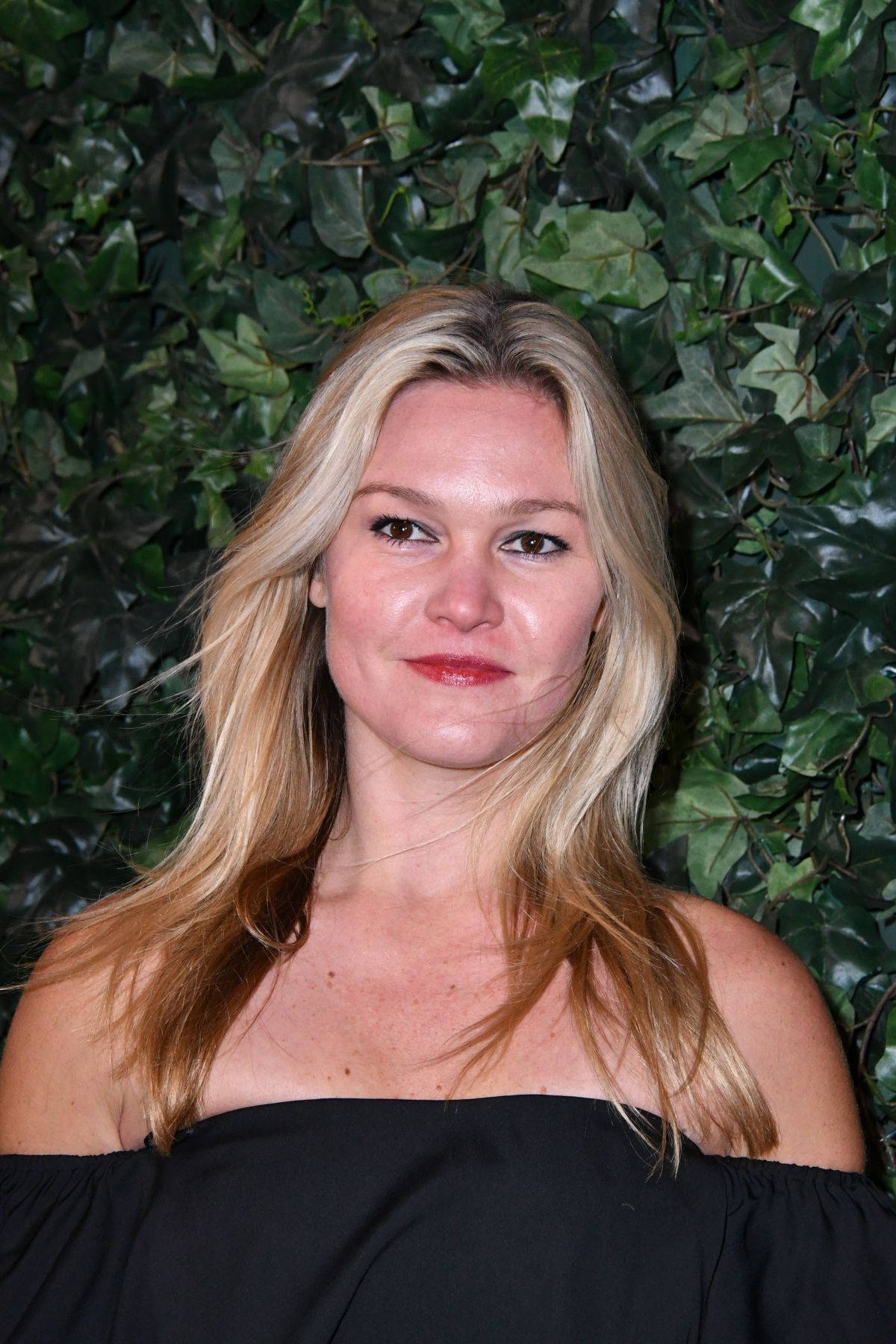 Julia Stiles, blonde hair, red lips, HD Phone Wallpaper