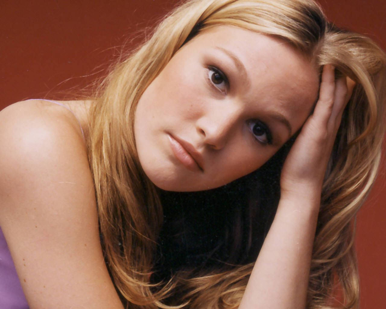 Julia Stiles, blonde hair, warm red background, HD Desktop Wallpaper