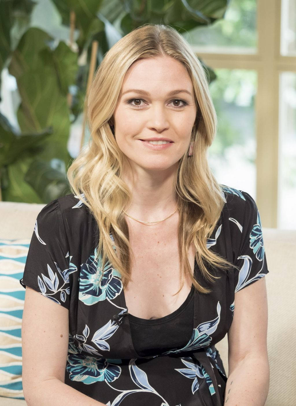 Julia Stiles, blonde woman, wavy hair, HD Phone Wallpaper