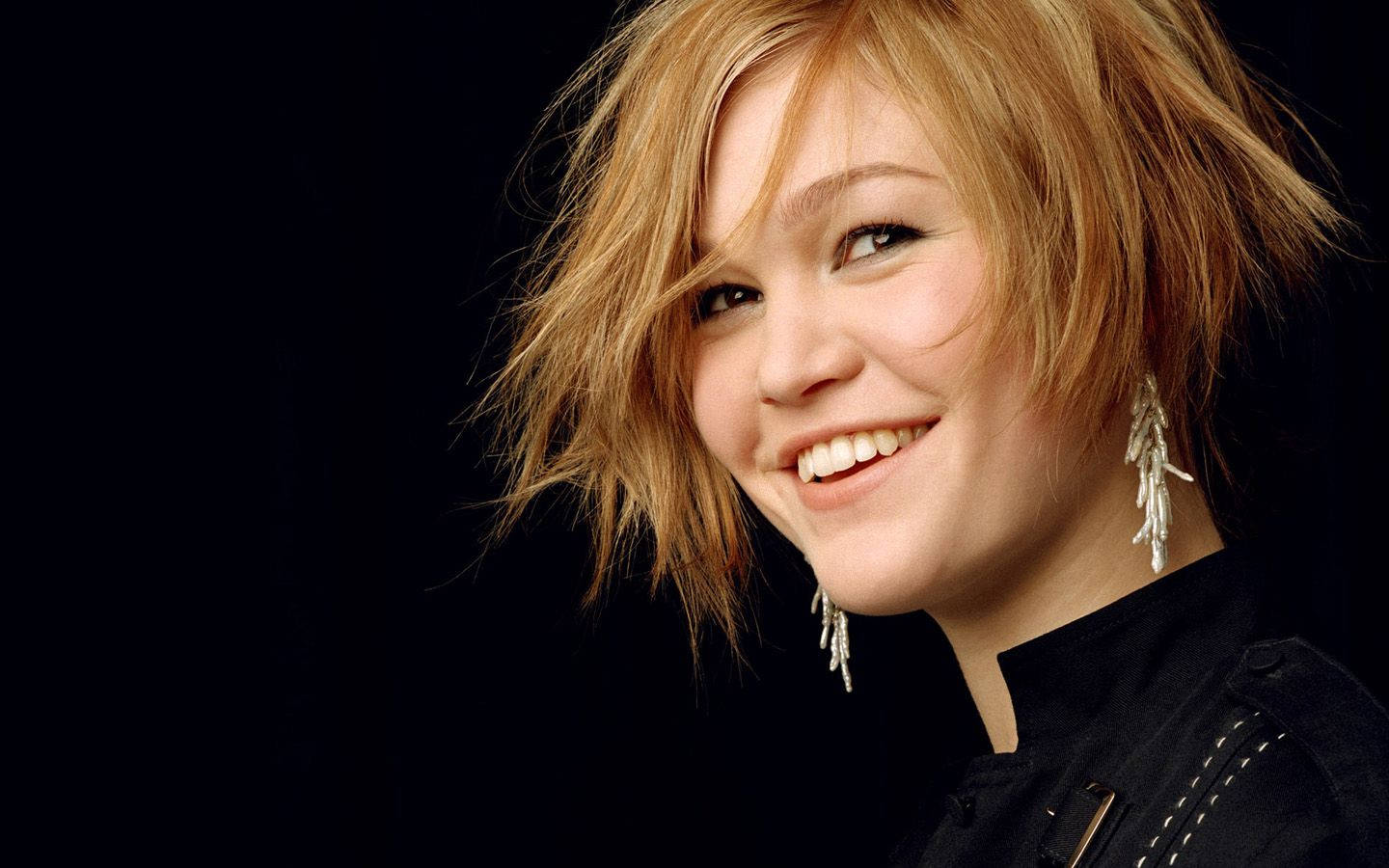 Julia Stiles, tousled blonde hair, bright smile, HD Desktop Wallpaper