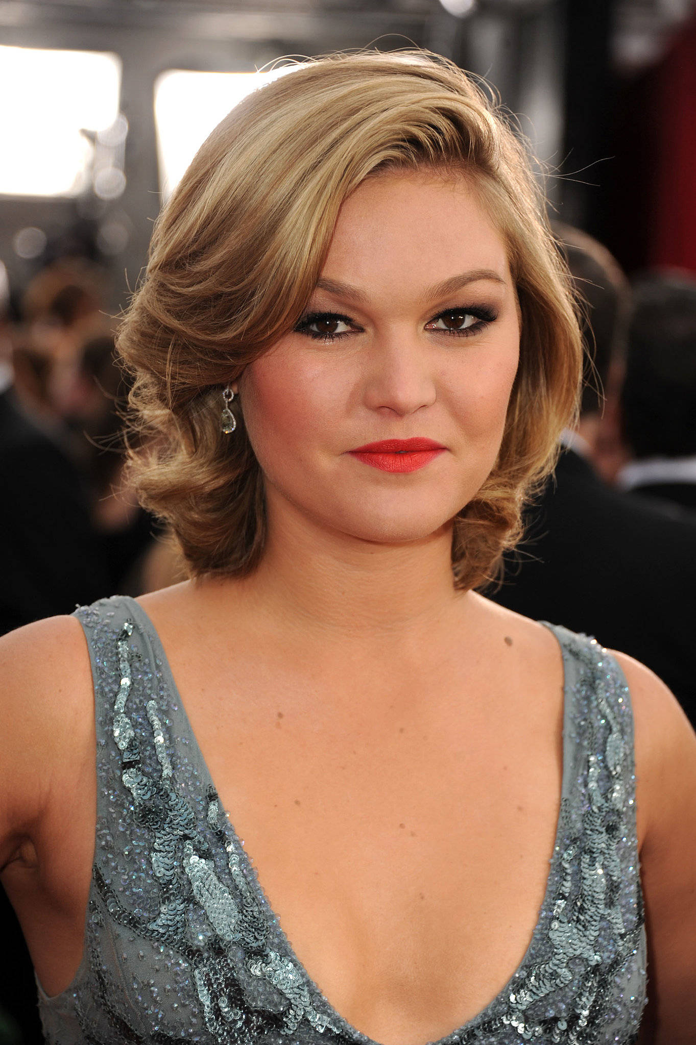 Julia Stiles, blonde waves, bold red lips, Full HD Phone Wallpaper