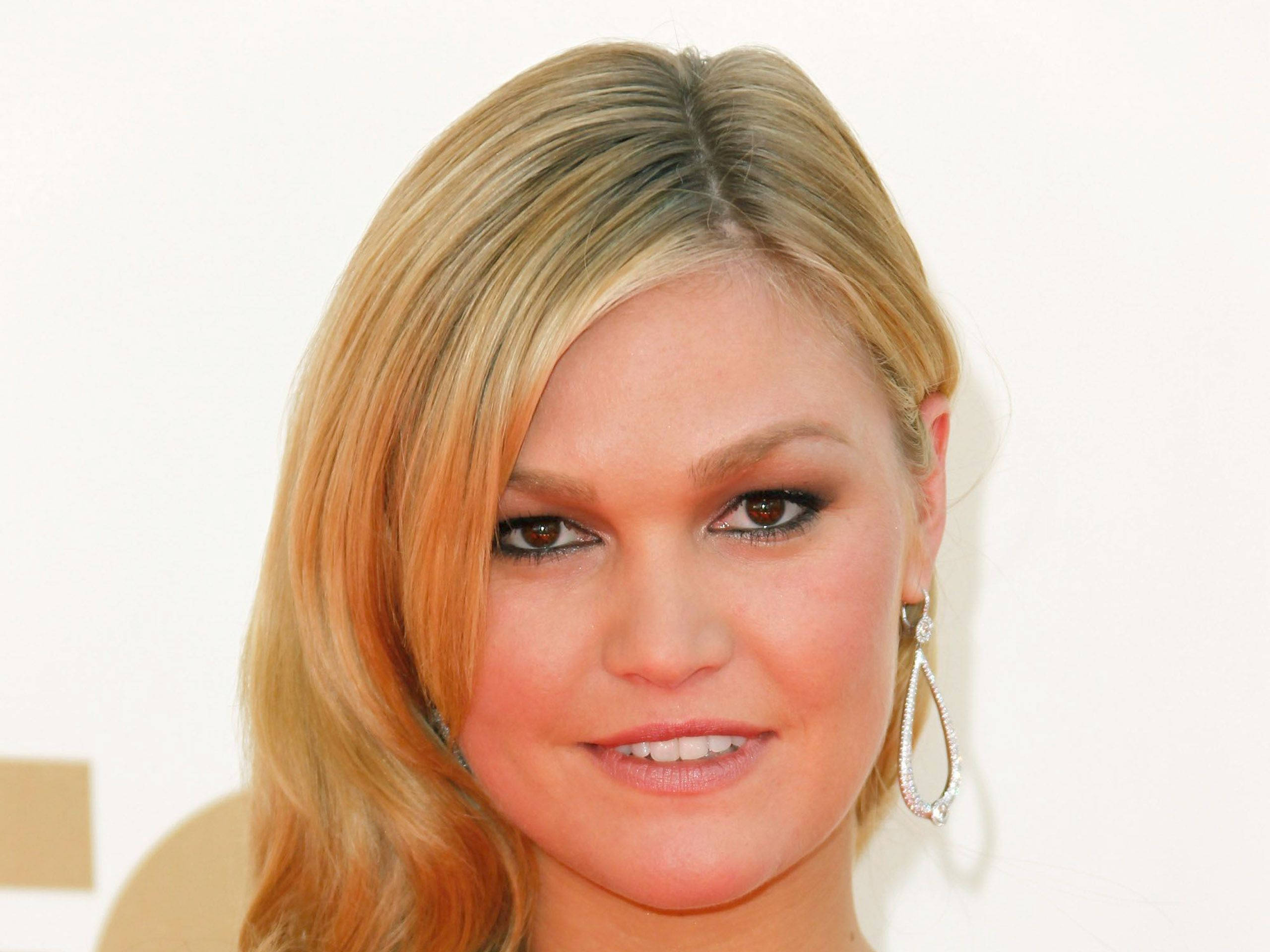 Julia Stiles, blonde woman, wavy hair, 2K Desktop Wallpaper