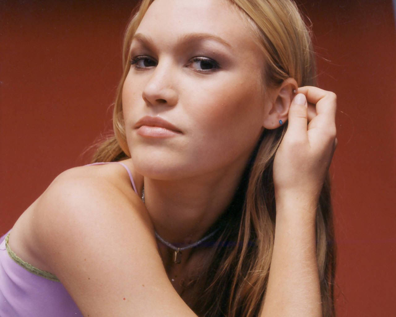 Julia Stiles, blonde hair, purple top, HD Desktop Wallpaper