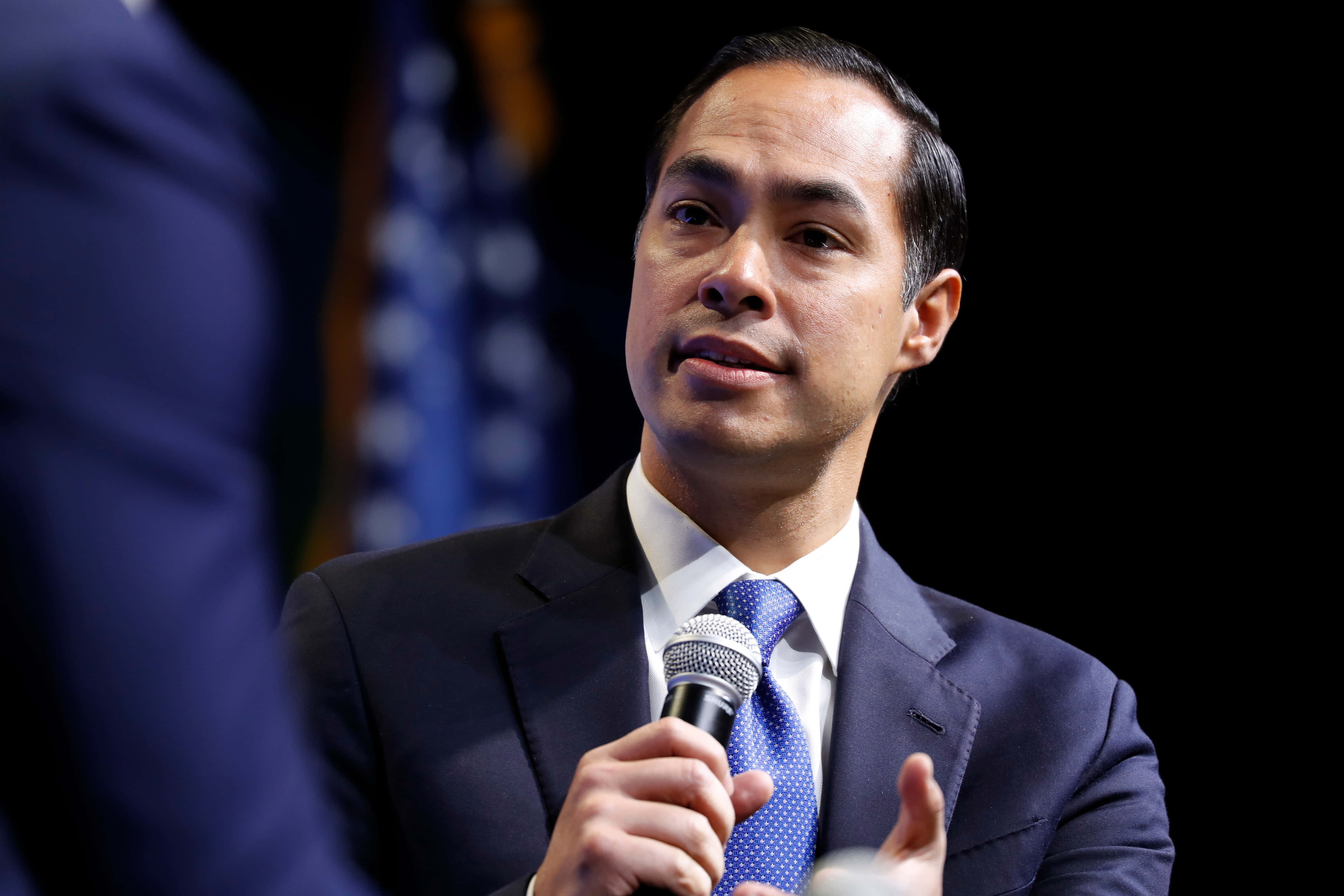 Julian Castro, microphone, dark suit, 5K Desktop Wallpaper