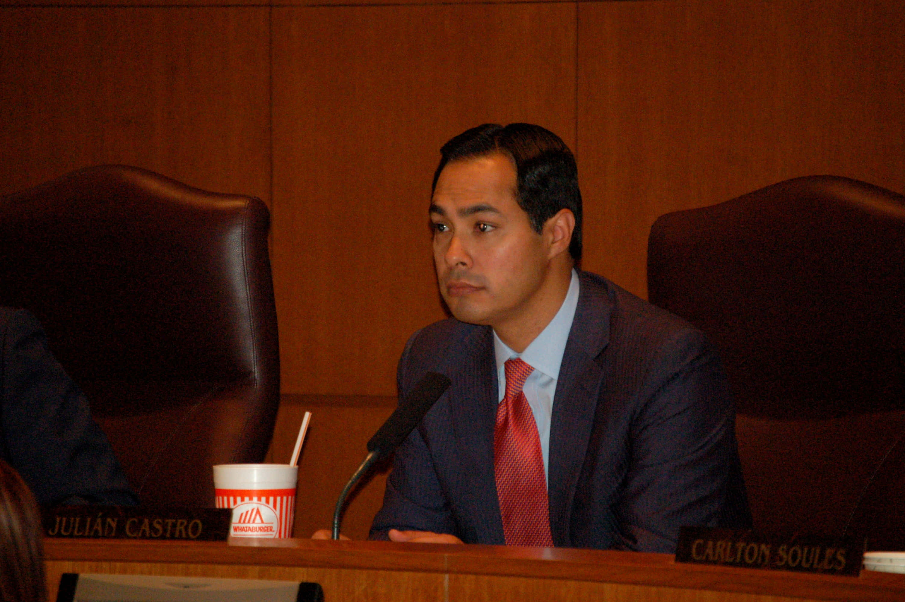 Julian Castro, suit, red tie, 2K Desktop Wallpaper