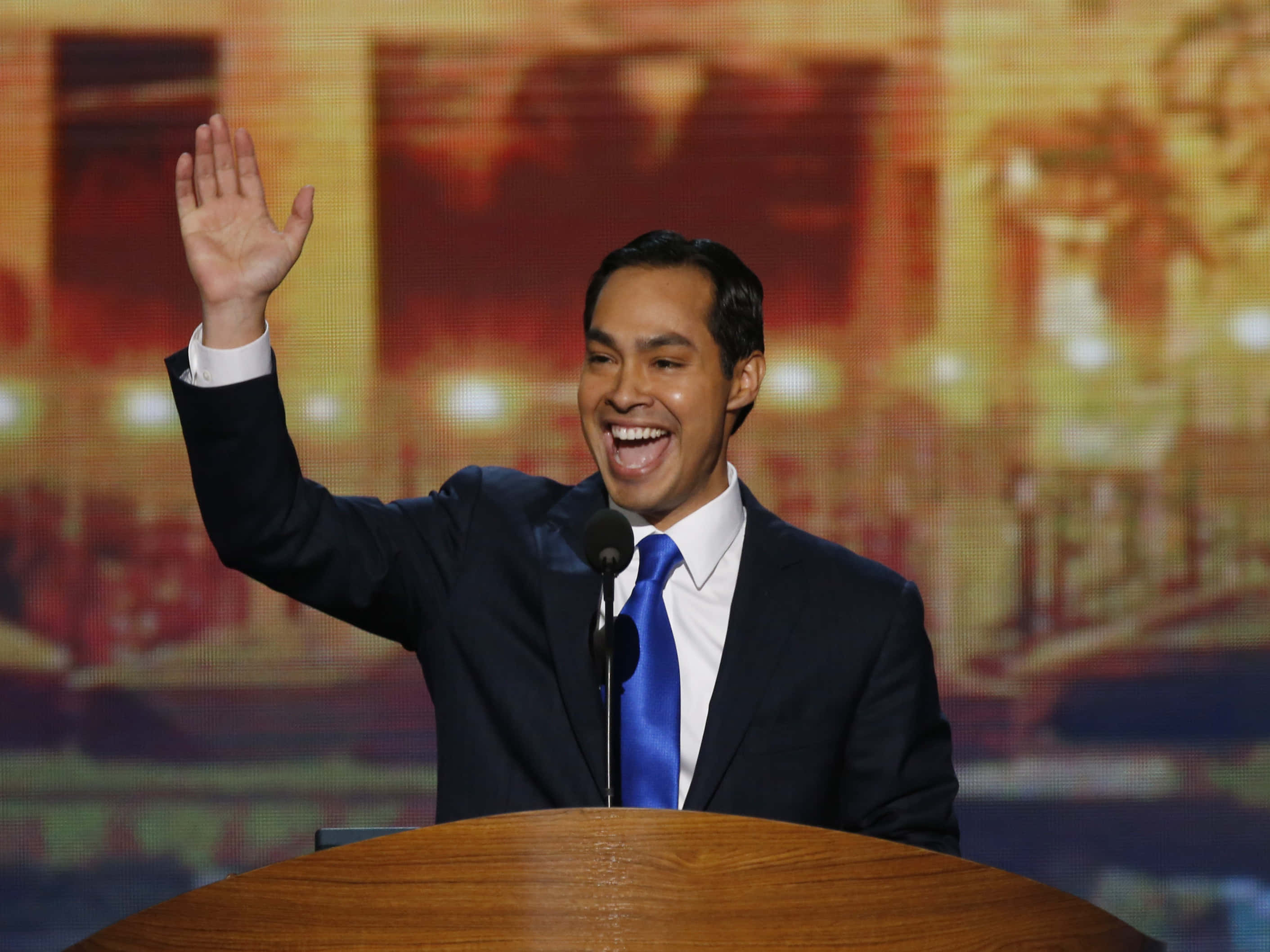 Julian Castro, suit, wooden podium, 2K Desktop Wallpaper