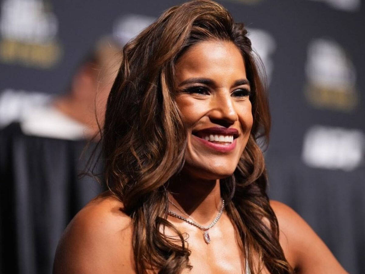 Julianna Peña, wavy brown hair, dark branded backdrop, SD Desktop Wallpaper