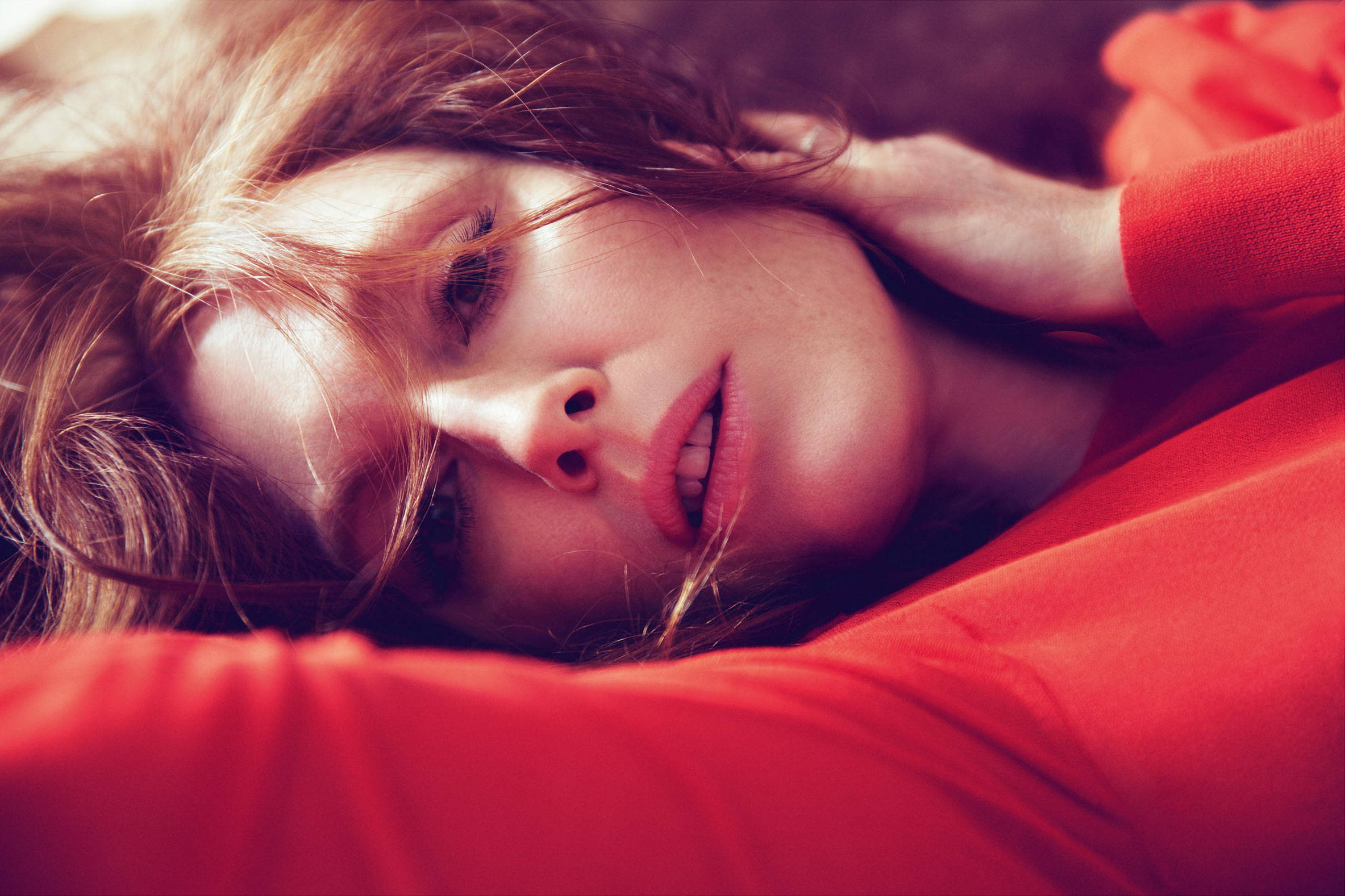 Julianne Moore, American drama actress, vibrant red fabric, Full HD Desktop Wallpaper
