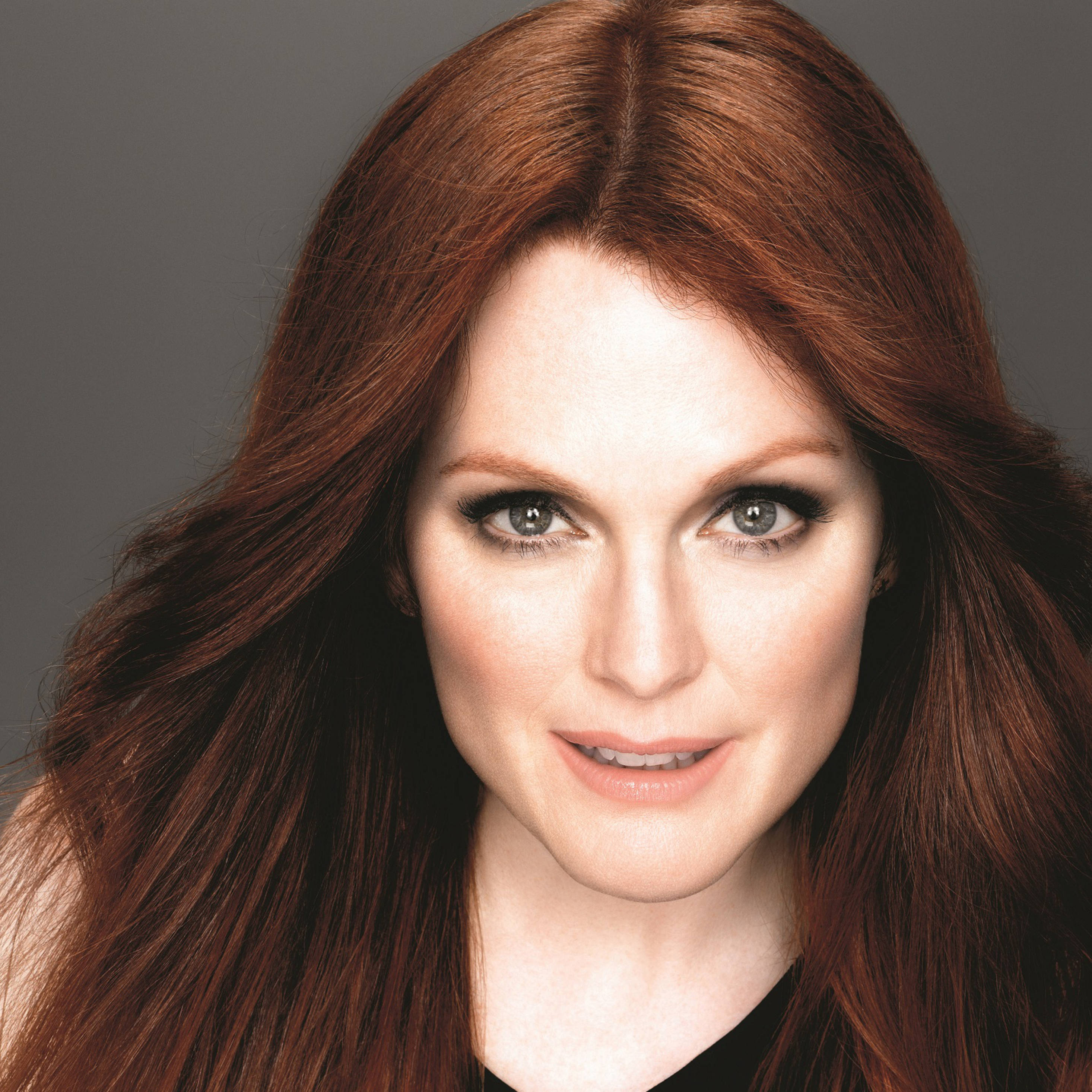 Julianne Moore, auburn hair, gray eyes, 2K Desktop Wallpaper