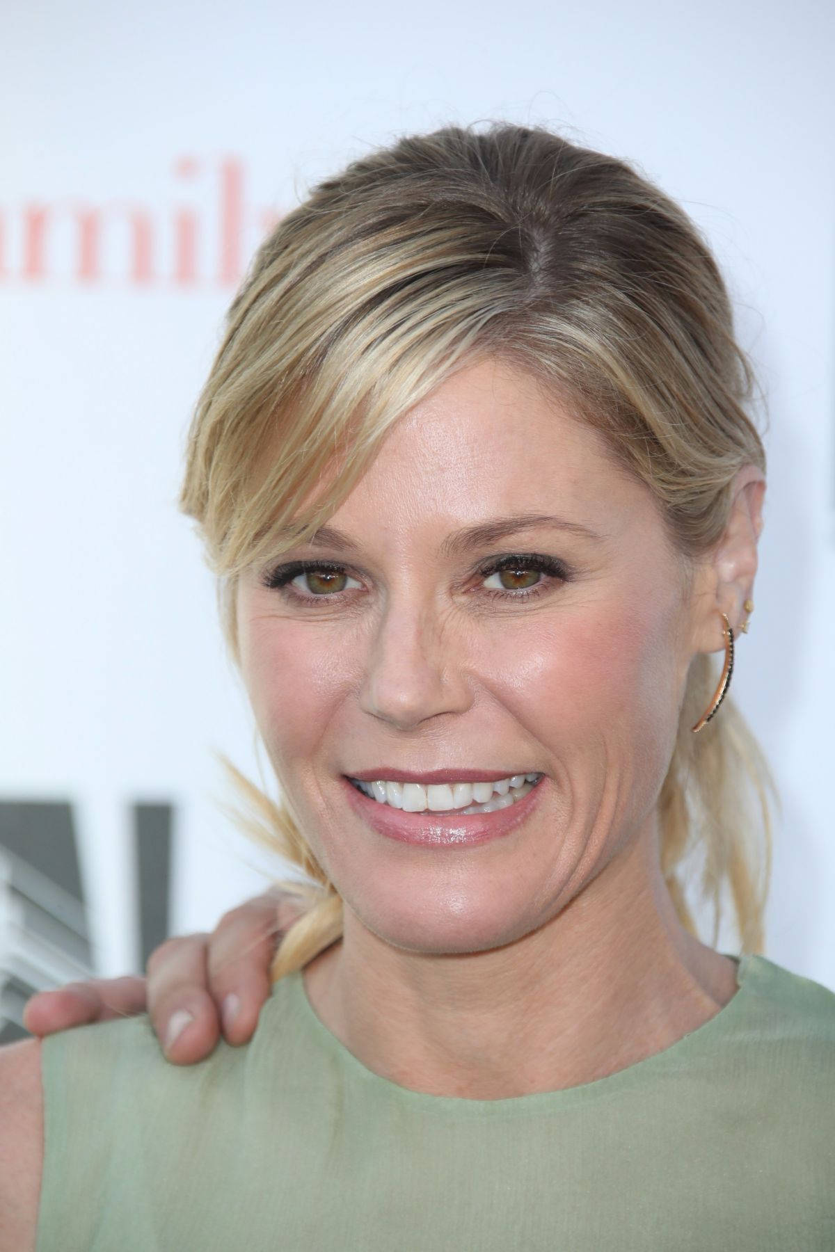 Julie Bowen, blonde woman, green top, HD Phone Wallpaper
