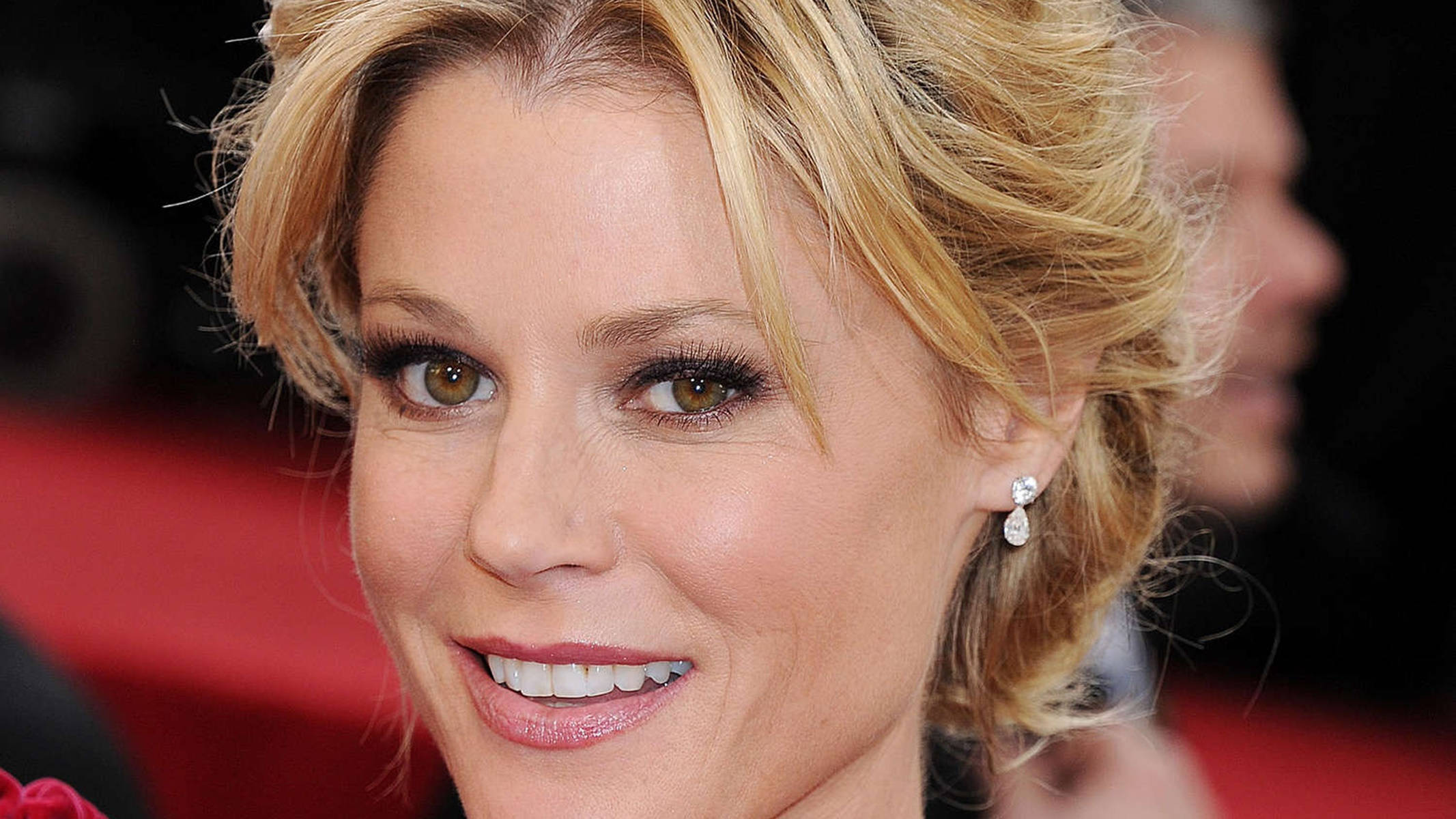 Julie Bowen, blonde, elegant updo, Full HD Desktop Wallpaper