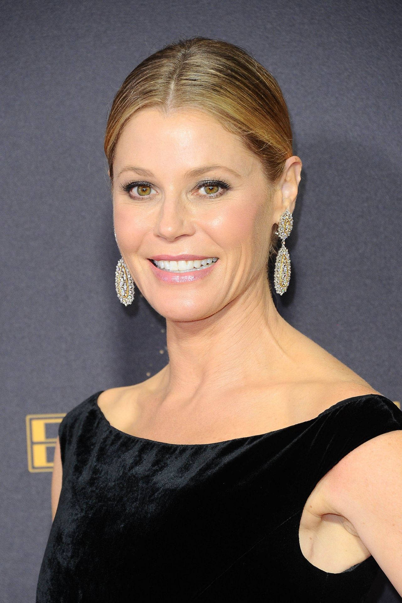 Julie Bowen, blonde hair, sparkling earrings, Full HD Phone Wallpaper