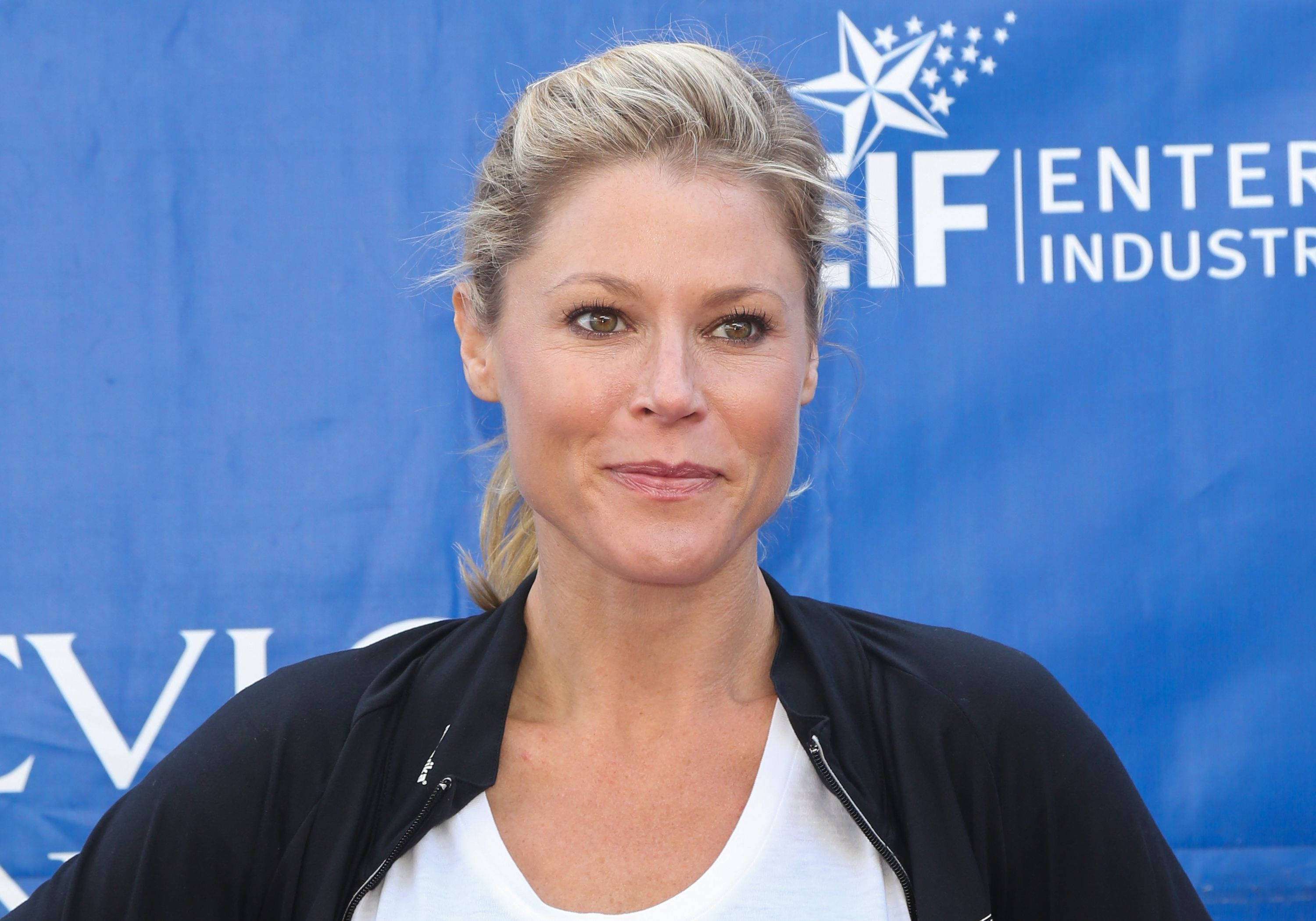 Julie Bowen, blonde hair, blue event backdrop, 2K Desktop Wallpaper