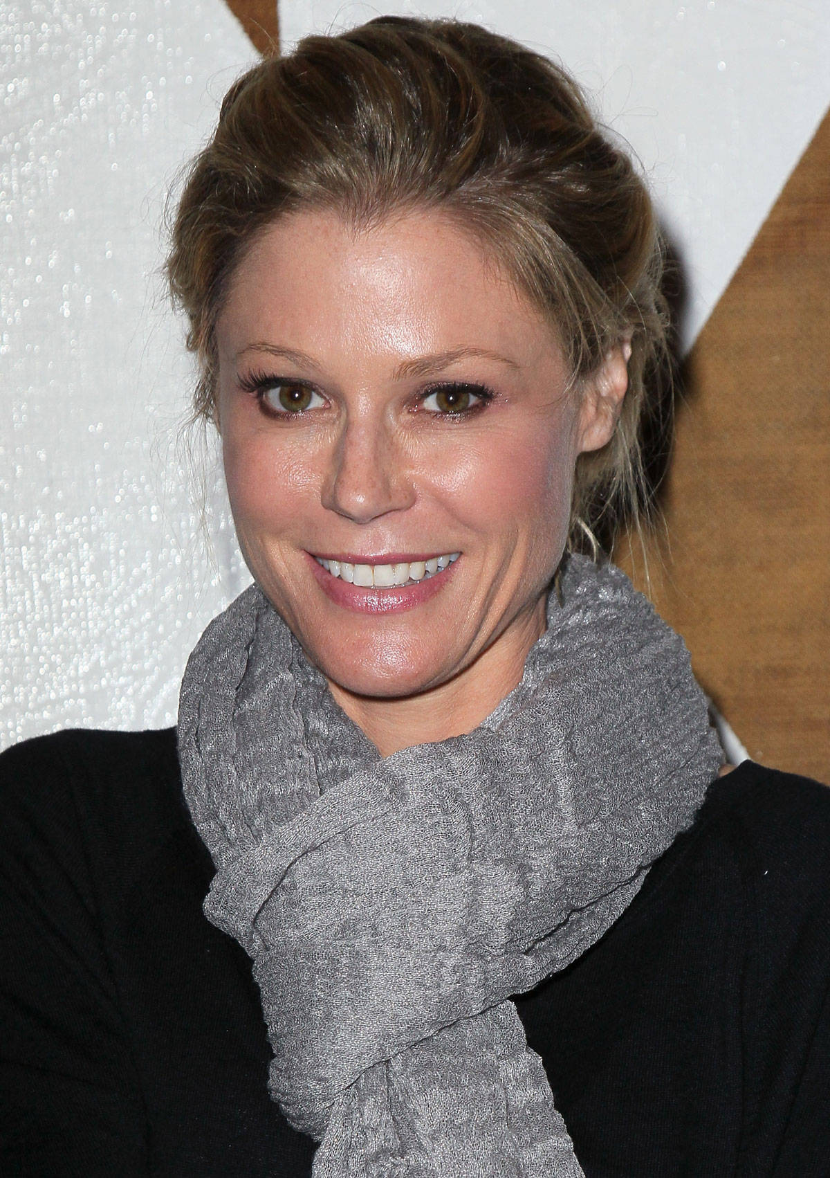 Julie Bowen, brunette, grey scarf, HD Phone Wallpaper