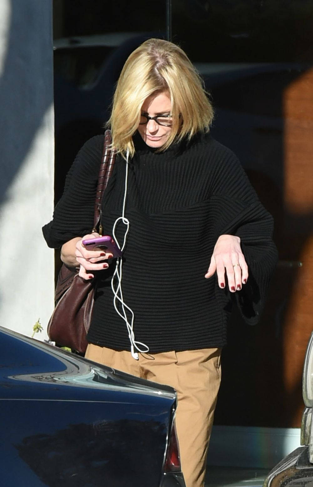 Julie Bowen, black ribbed sweater, purple phone, HD Phone Wallpaper