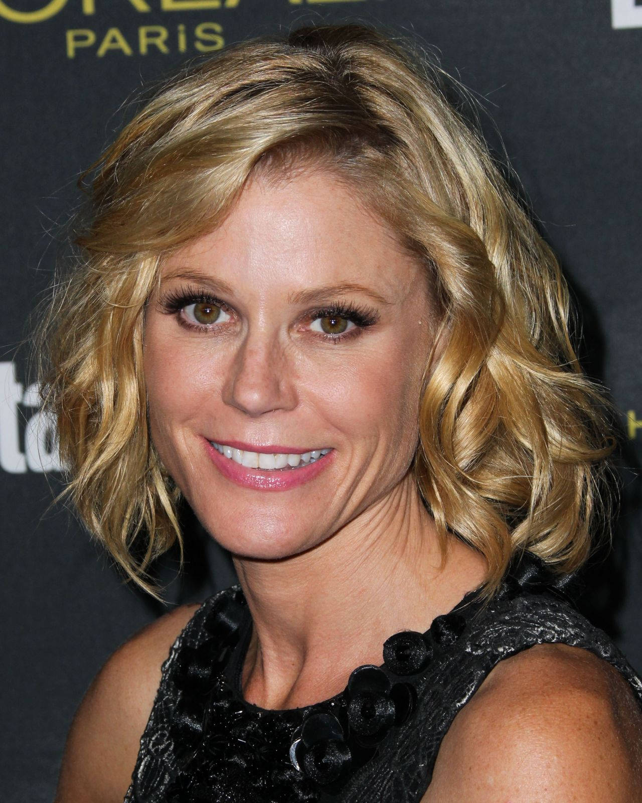 Julie Bowen, blonde actress, wavy shoulder-length hair, HD Phone Wallpaper