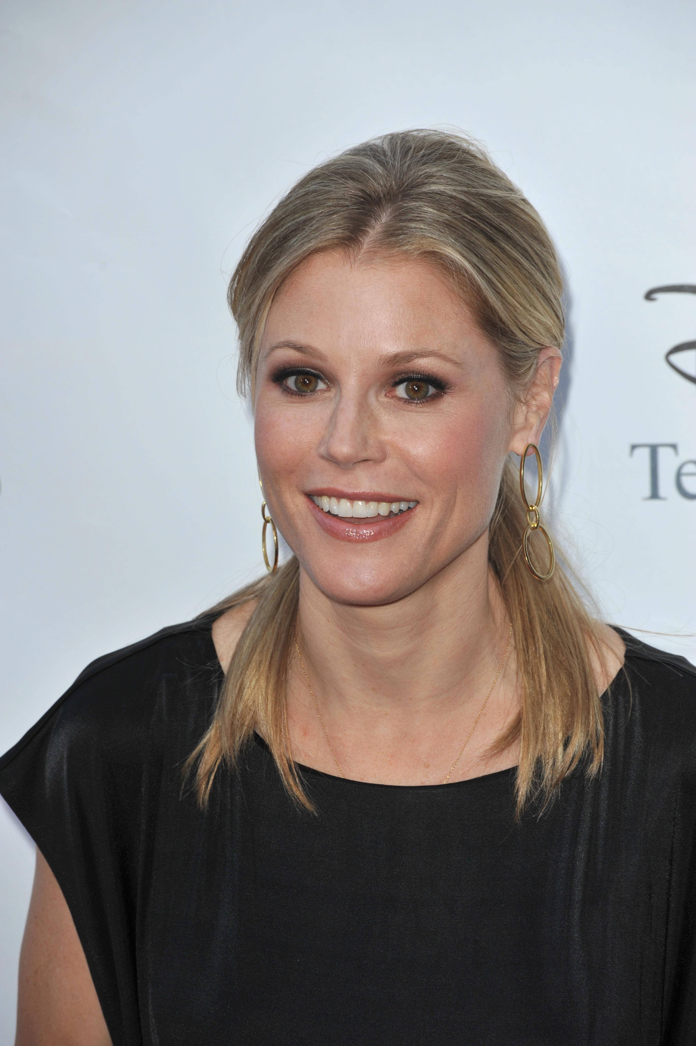 Julie Bowen, blonde woman, black top, 4K Phone Wallpaper