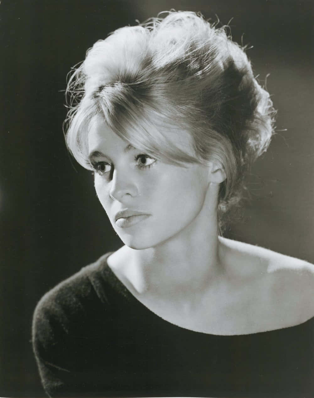 Julie Christie, black and white portrait, voluminous hair, SD Phone Wallpaper
