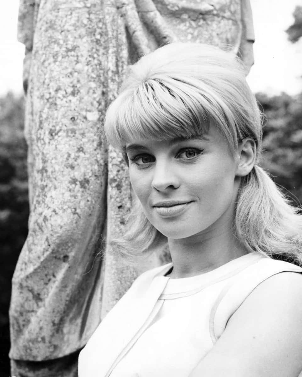Julie Christie, blonde hair, bangs, SD Phone Wallpaper