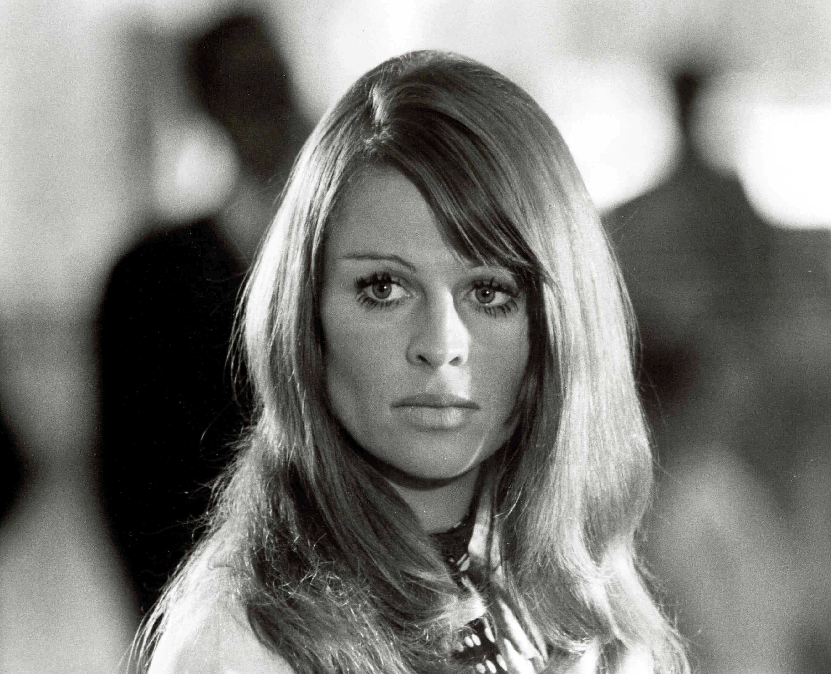 Julie Christie, black and white, close-up, 2K Desktop Wallpaper