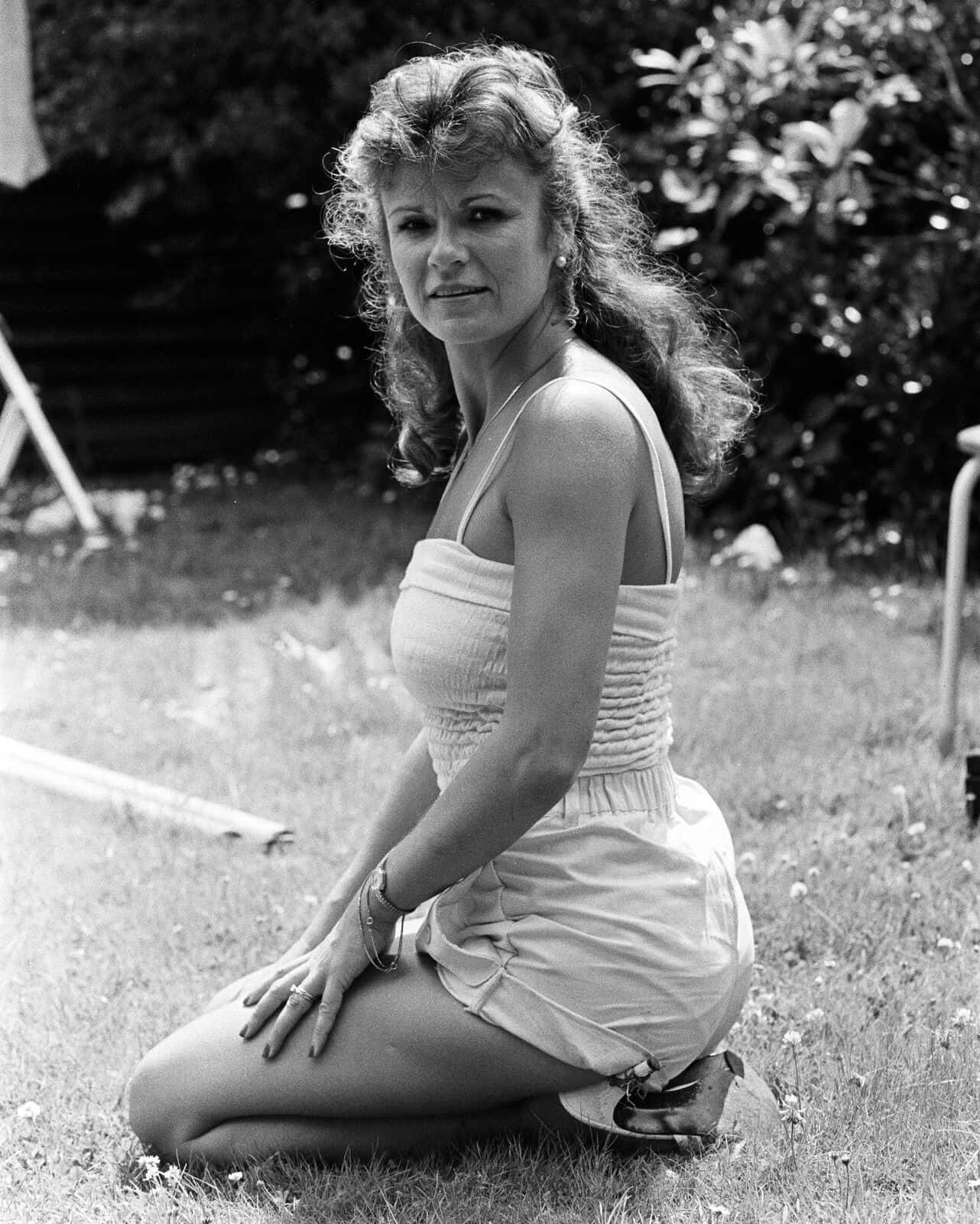 Julie Walters, curly hair, white romper, HD Phone Wallpaper