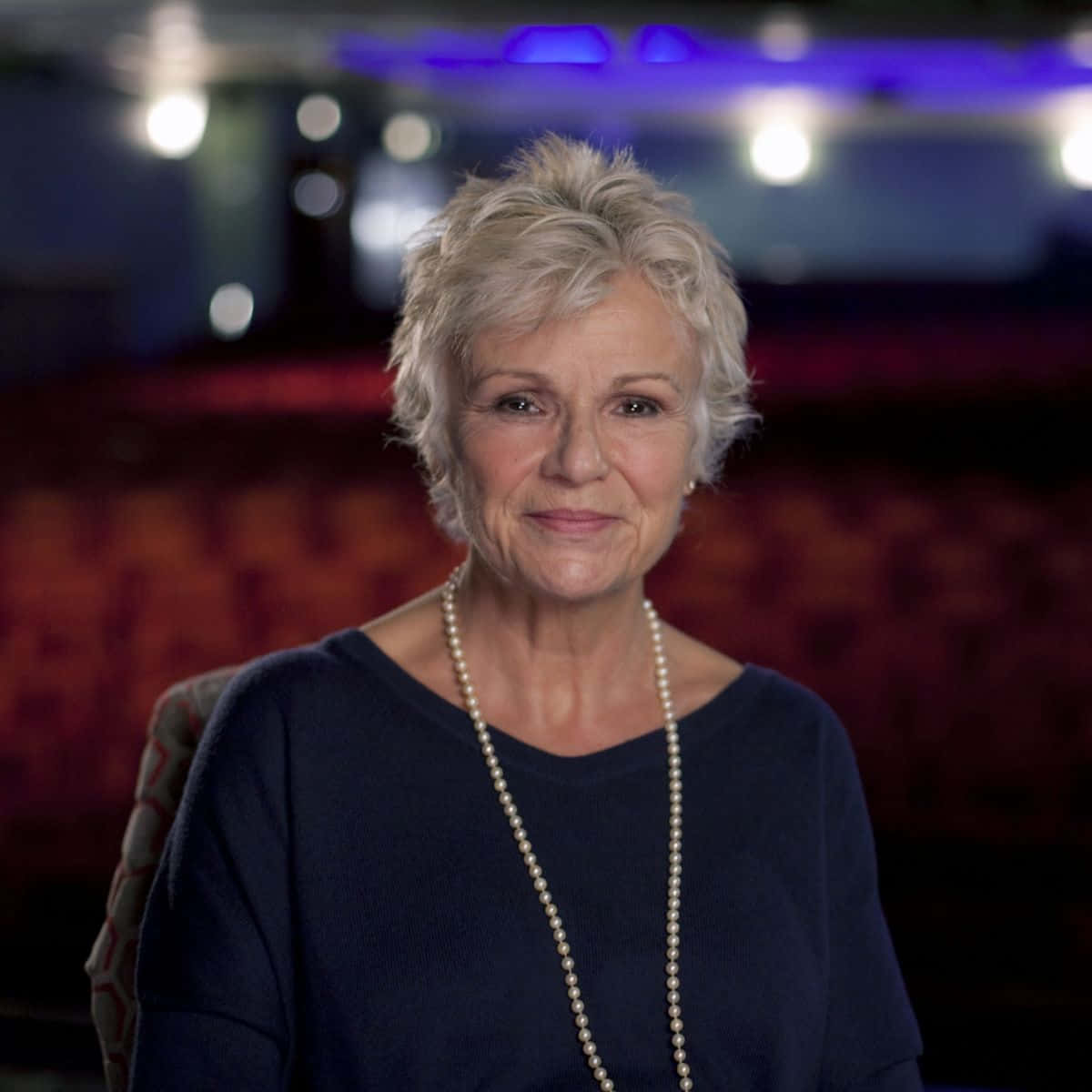 Julie Walters, red seats, blue stage lights, SD Desktop Wallpaper