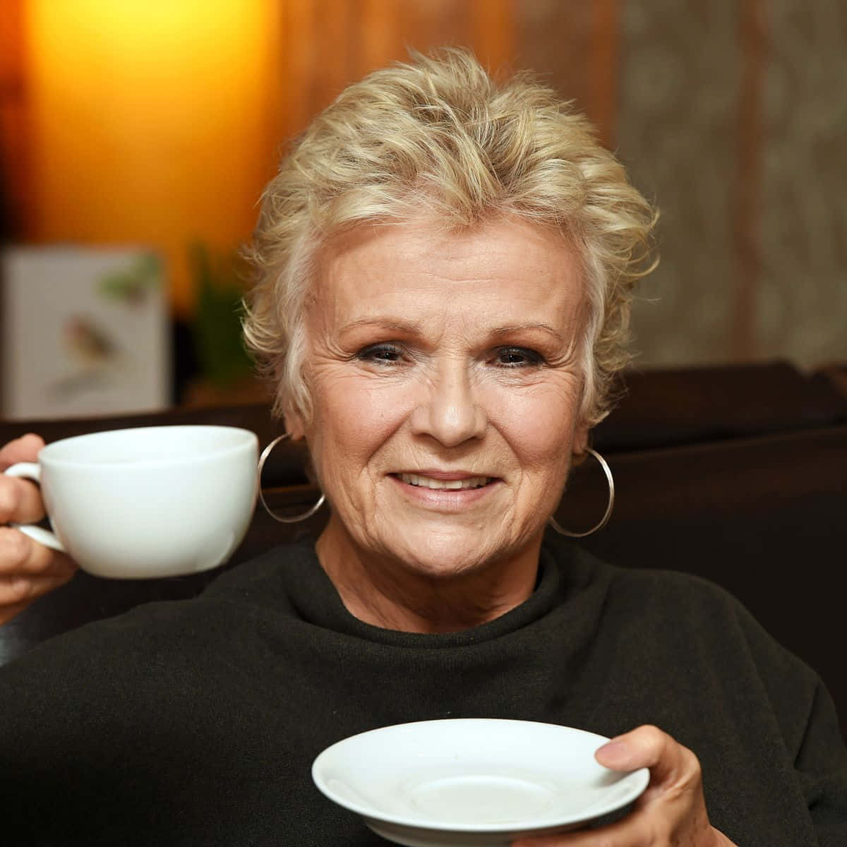 Julie Walters, blonde hair, white coffee cup and saucer, SD Desktop Wallpaper