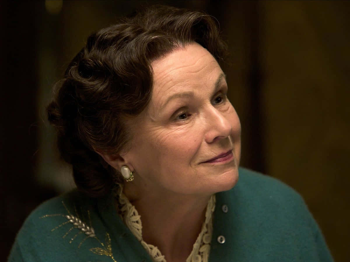 Julie Walters, styled brown hair, pearl earrings, SD Desktop Wallpaper