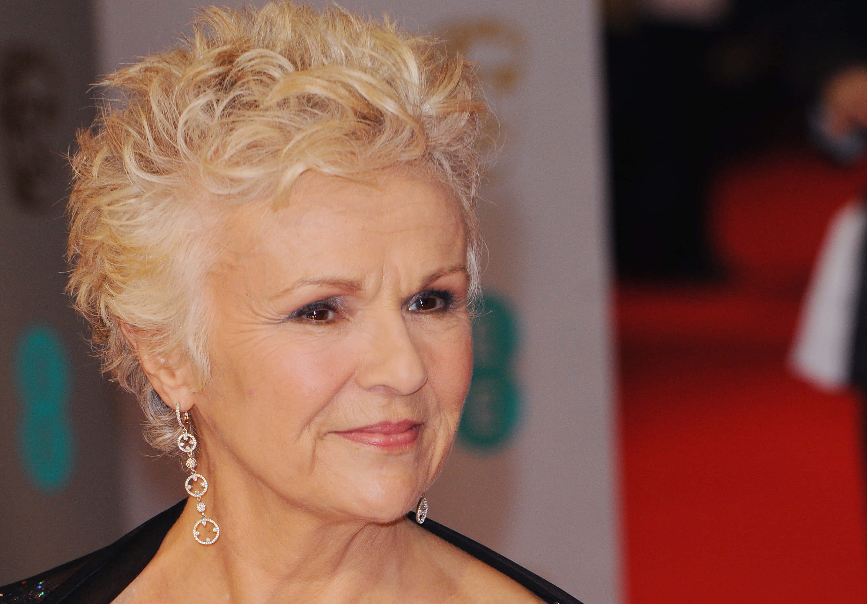 Julie Walters, red carpet event, short curly blonde hair, 2K Desktop Wallpaper