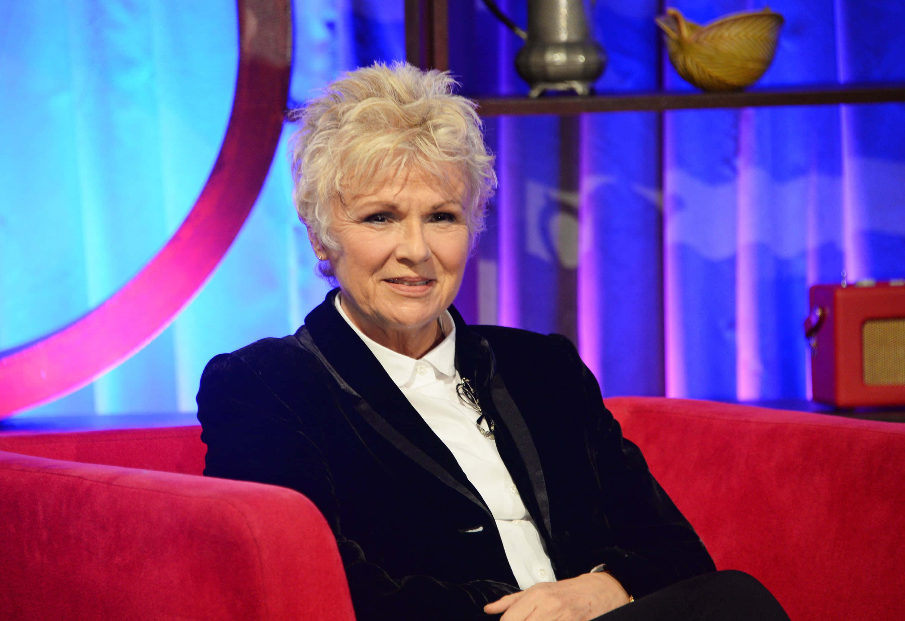 Julie Walters, red carpet event, red velvet couch, 2K Desktop Wallpaper