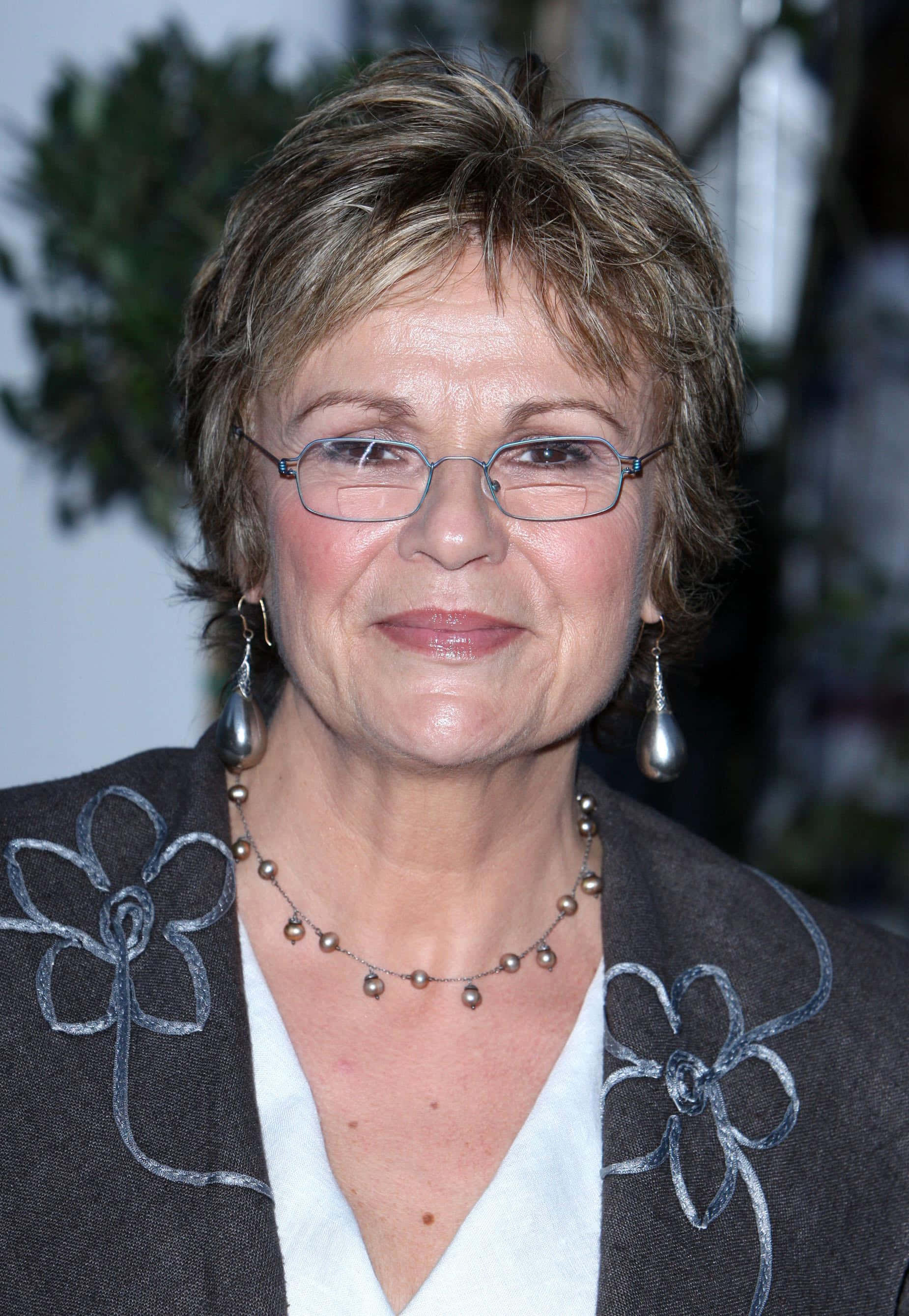 Julie Walters, short blonde hair, glasses, 2K Phone Wallpaper