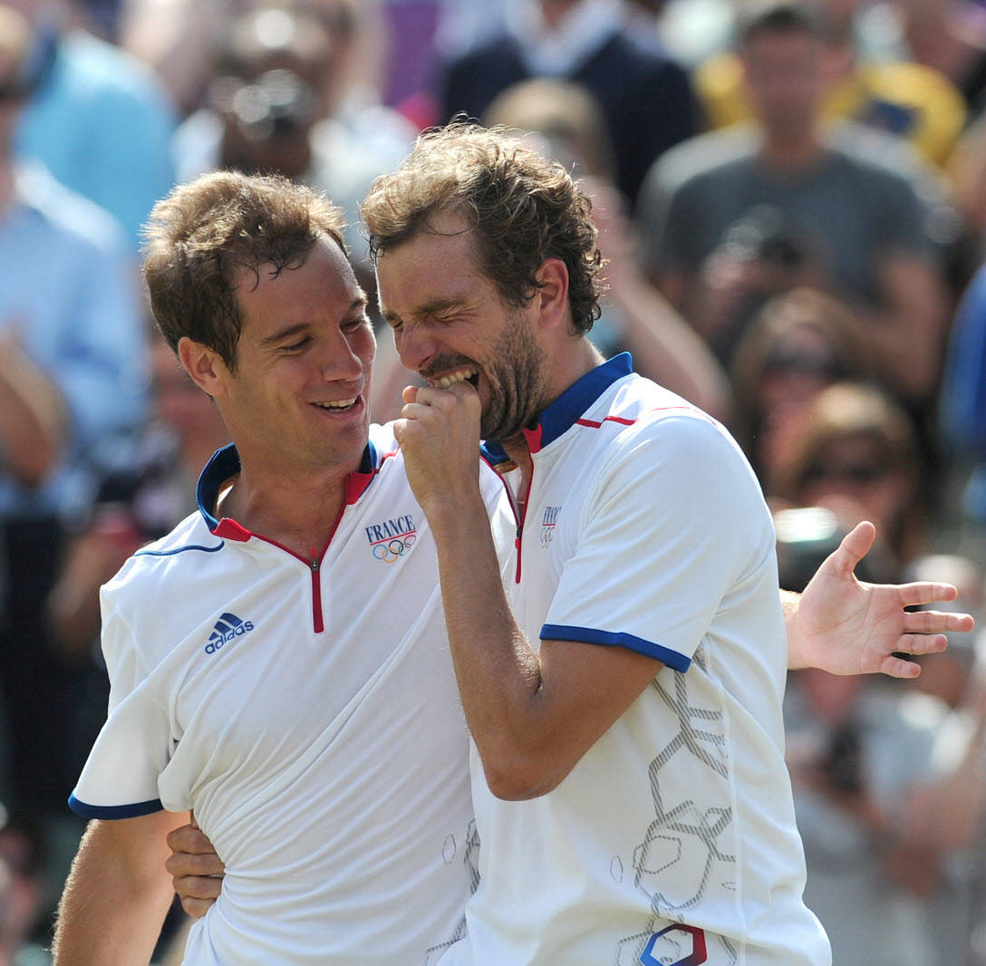 Julien Benneteau, white Olympic uniforms, crowd, SD Desktop Wallpaper