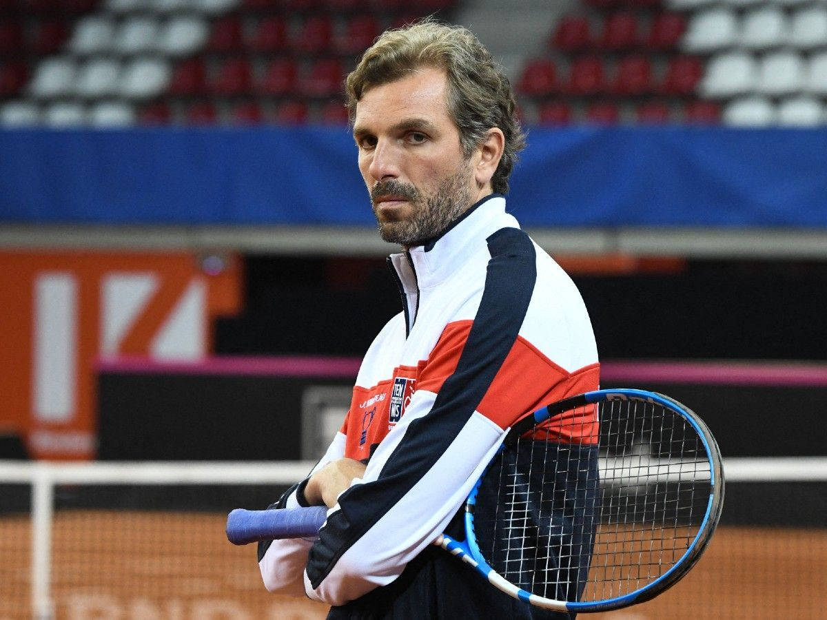 Julien Benneteau, red white and black jacket, indoor clay court, SD Desktop Wallpaper