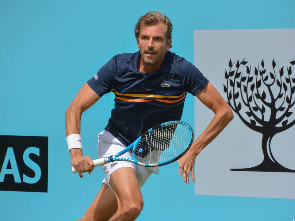 Julien Benneteau, bright blue court, stylized tree logo, SD Desktop Wallpaper