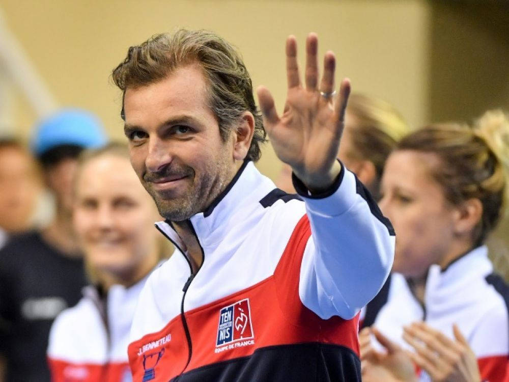 Julien Benneteau, red white and black sports jacket, teammates, SD Desktop Wallpaper