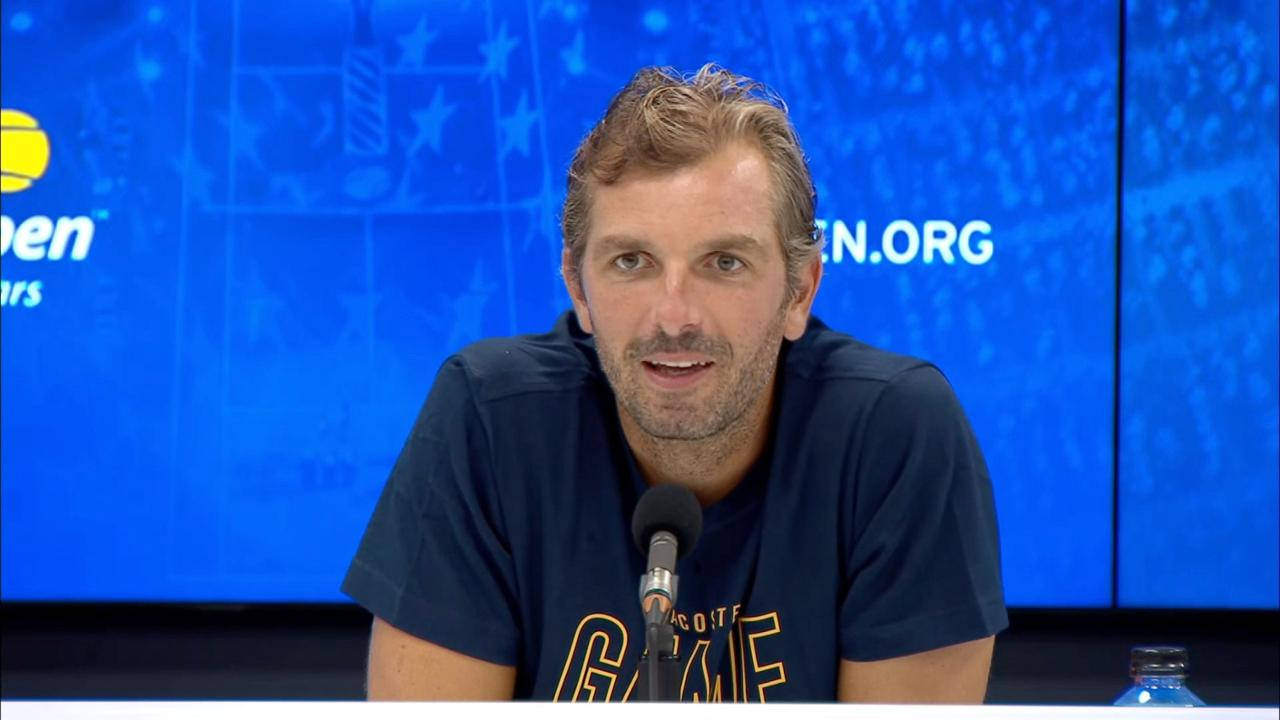 Julien Benneteau, blue screen TV, blue branded backdrop, HD Desktop Wallpaper