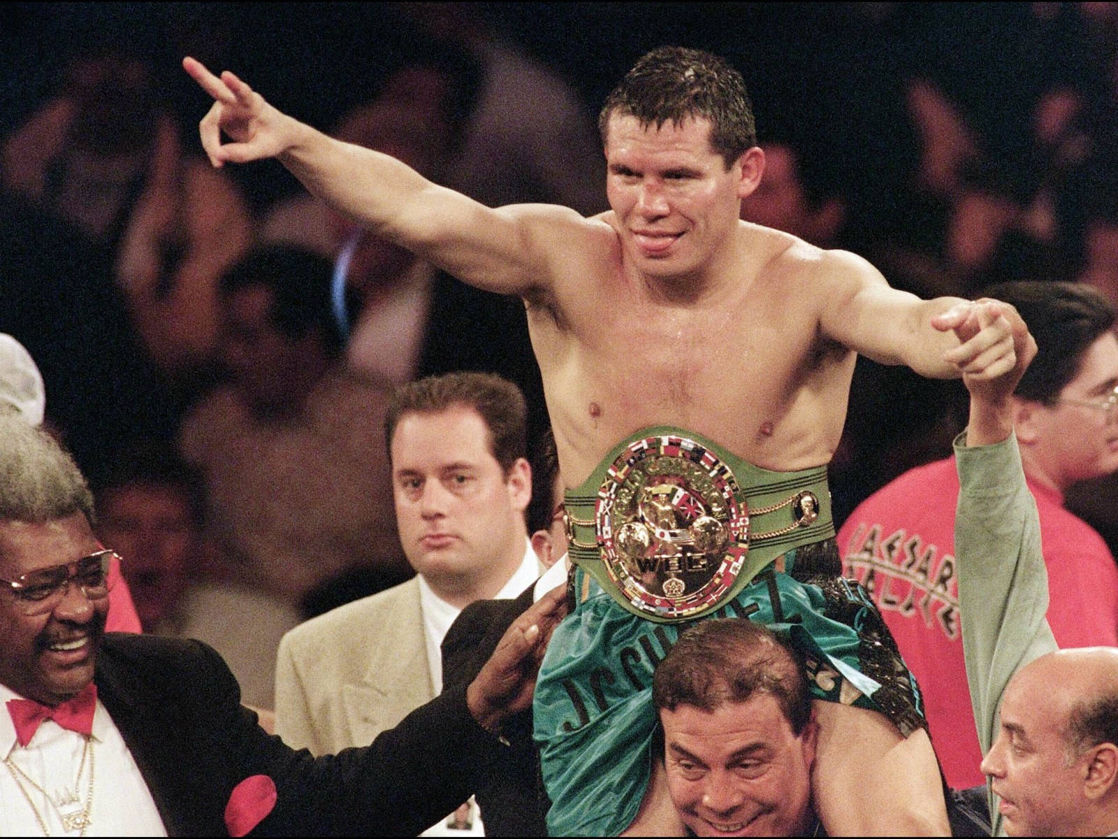 Julio Cesar Chavez, championship belt, crowded arena, HD Desktop Wallpaper