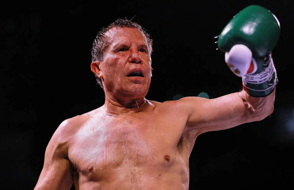 Julio Cesar Chavez, green gloved fist, sweaty middle-aged boxer, SD Desktop Wallpaper