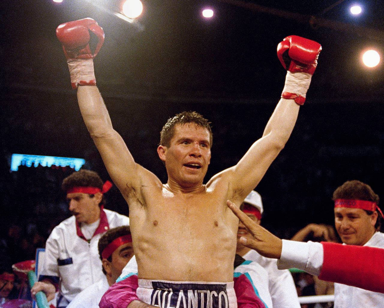 Julio Cesar Chavez, red-gloved fists, bright ring lights, HD Desktop Wallpaper